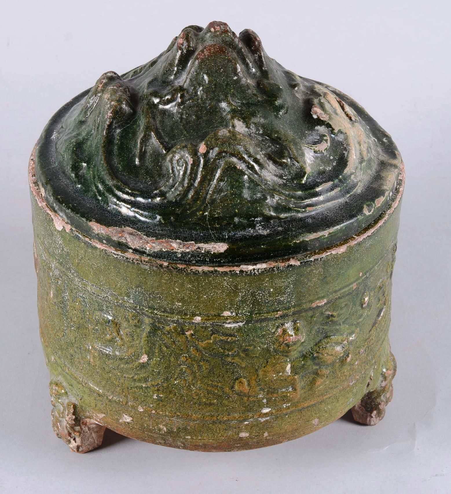 Pot tripode couvert en terre cuite vernissée 中国。

绿色釉面赤土的有盖三足壶，上面有动物的模样。古代汉族作品（须&hellip;