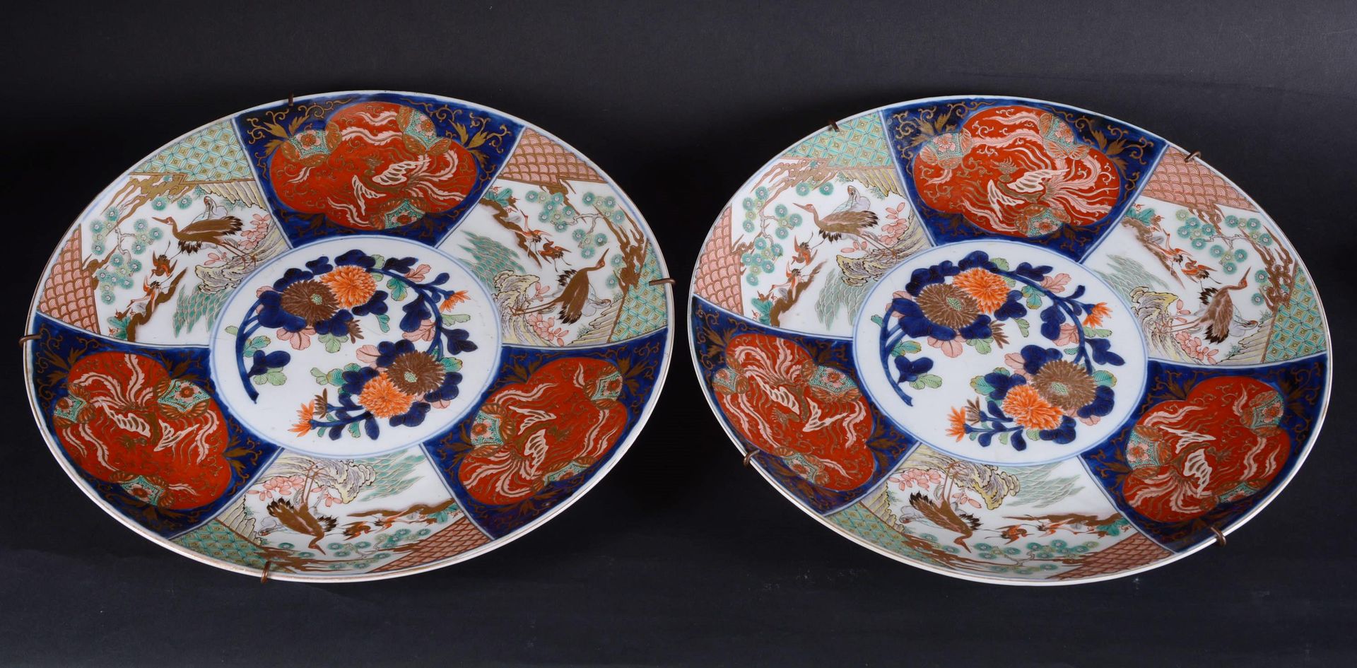 Suite de deux grandes assiettes 日本。

一套两个大的圆形日本瓷盘，带有伊万里装饰。约1900年。

直径：45厘米