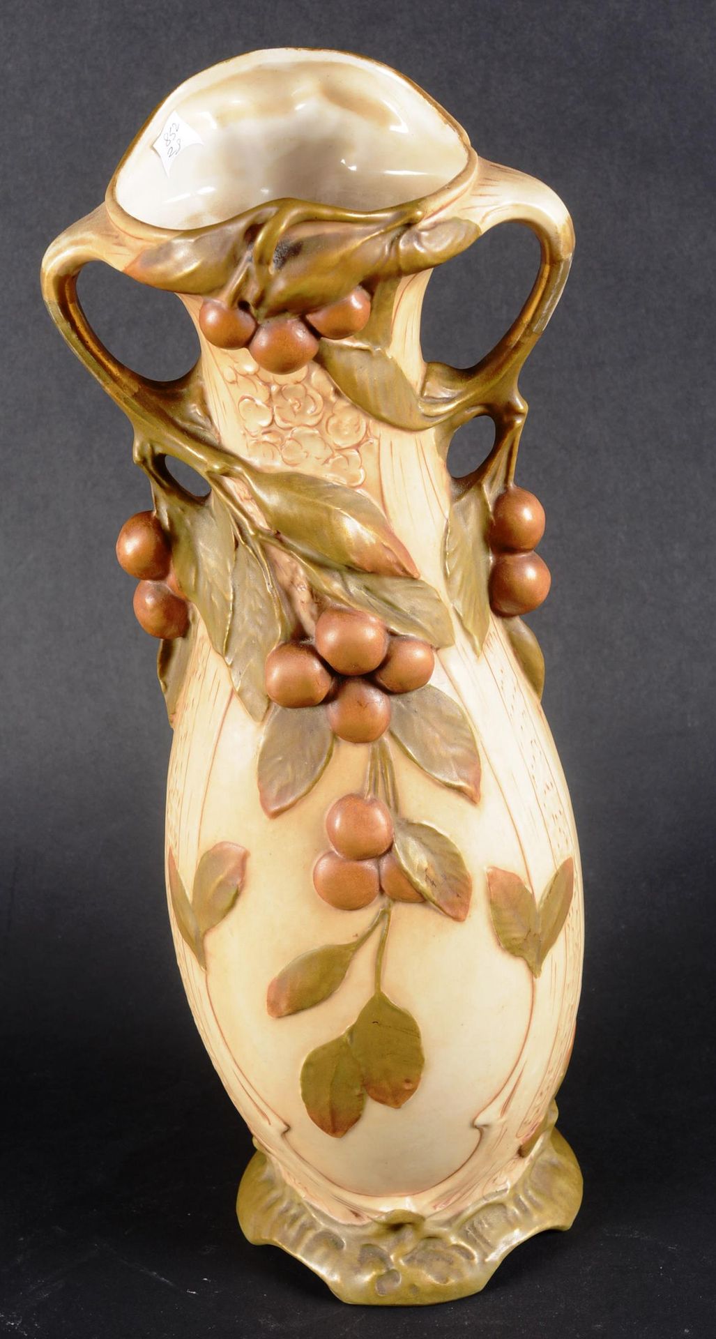 Royal Dux Bohemia. 皇家Dux Bohémia。

新艺术风格的花瓶，装饰有樱桃和风格化的叶子。签名。

高度：40厘米