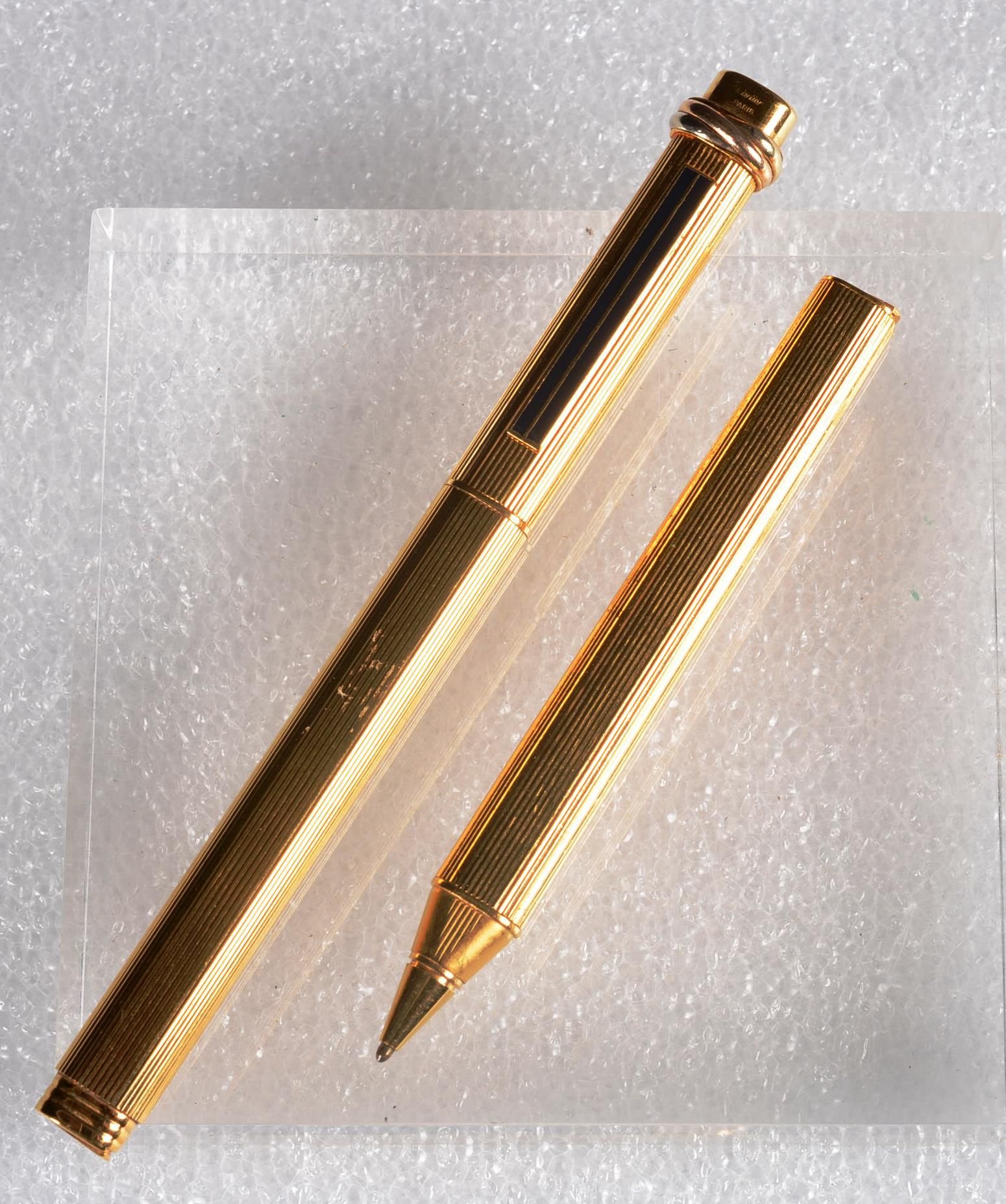 STYLO CARTIER TRINITY CARTIER.

Cartier trinity gold plated pen.

A Trinity with&hellip;