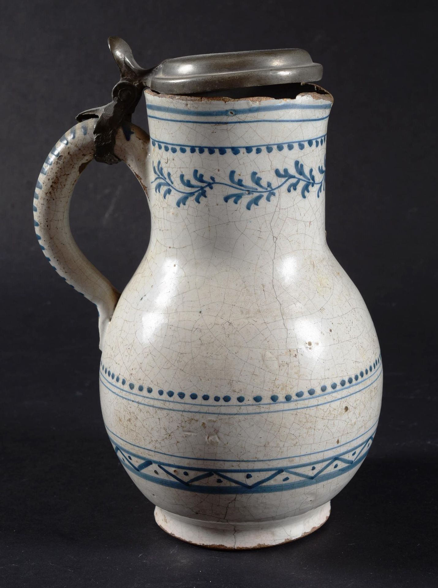 Chope en faïence 带有几何形状和叶子装饰的陶制杯子，带锡制盖子。18世纪晚期。刮伤。

高度：21厘米