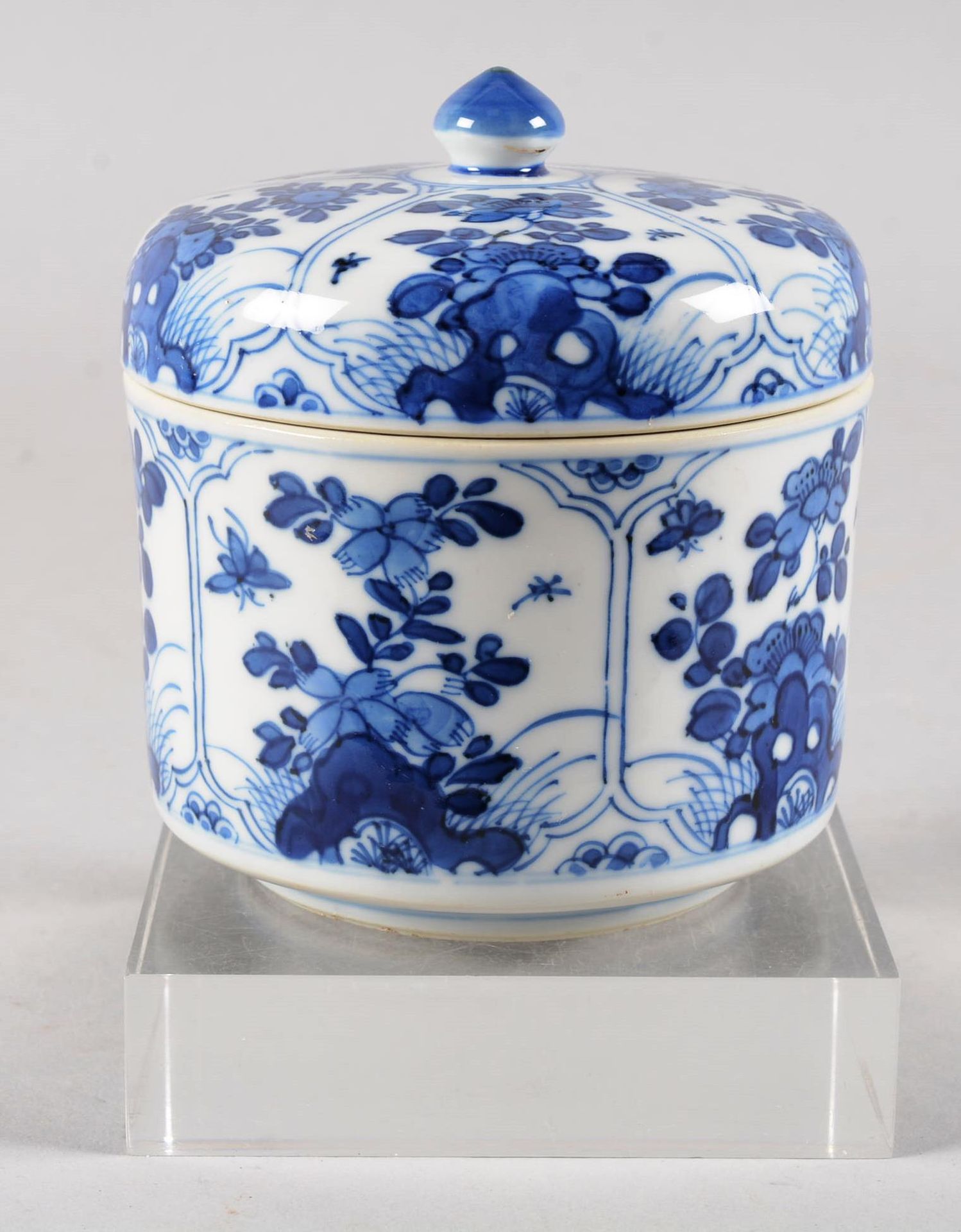 Pot cylindrique couvert. Chine CHINA.

Porcelain covered cylindrical pot decorat&hellip;