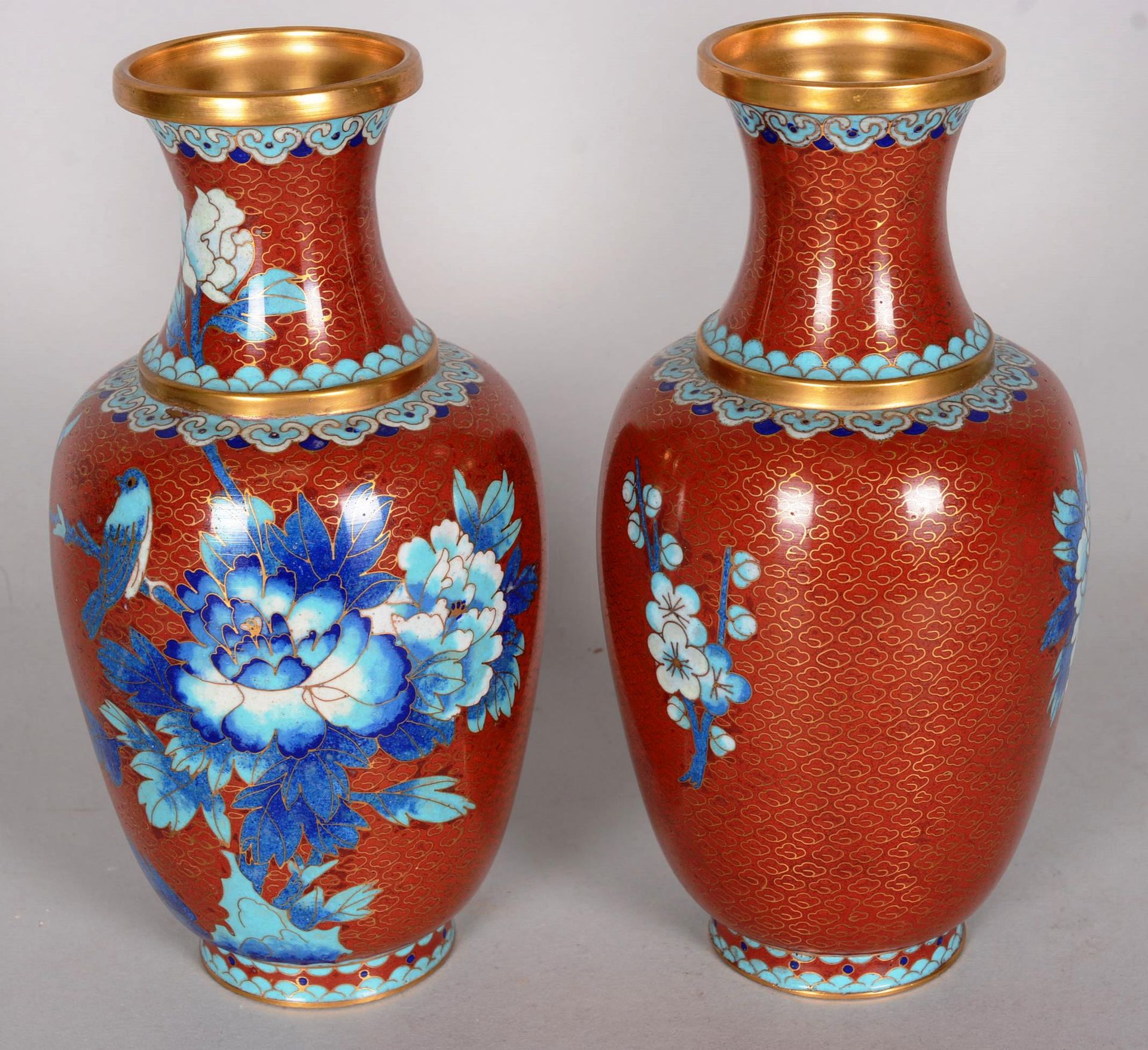 Paire de vases en bronze 中国。

一对鎏金铜和掐丝珐琅花瓶。

在有云的红色背景上装饰有牡丹花。

高：23.5厘米