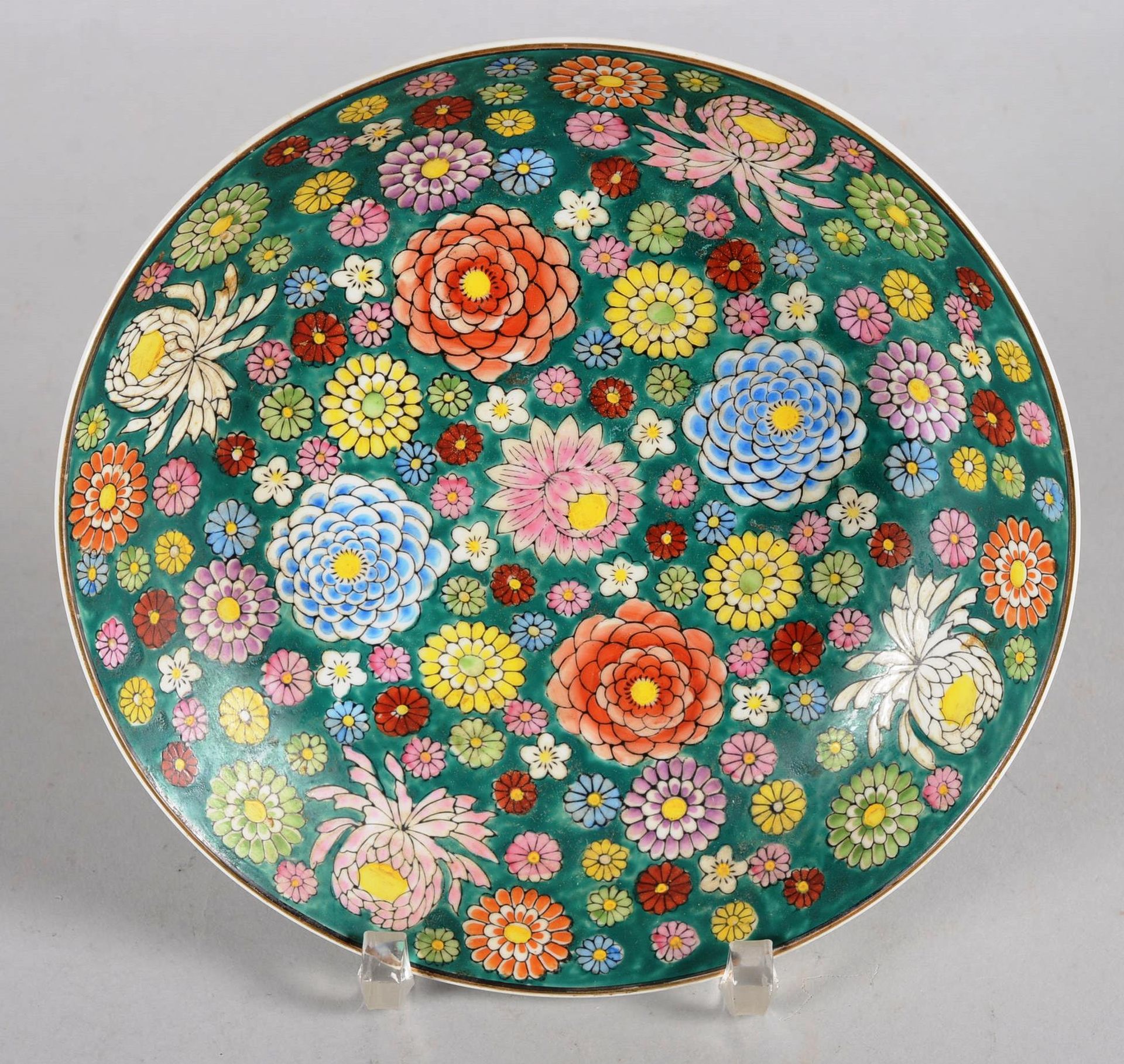 Petit plat rond en porcelaine de Chine 中国。

中国瓷器中的小圆盘，有千花图案。

共和国时期。20世纪。

直径：19&hellip;