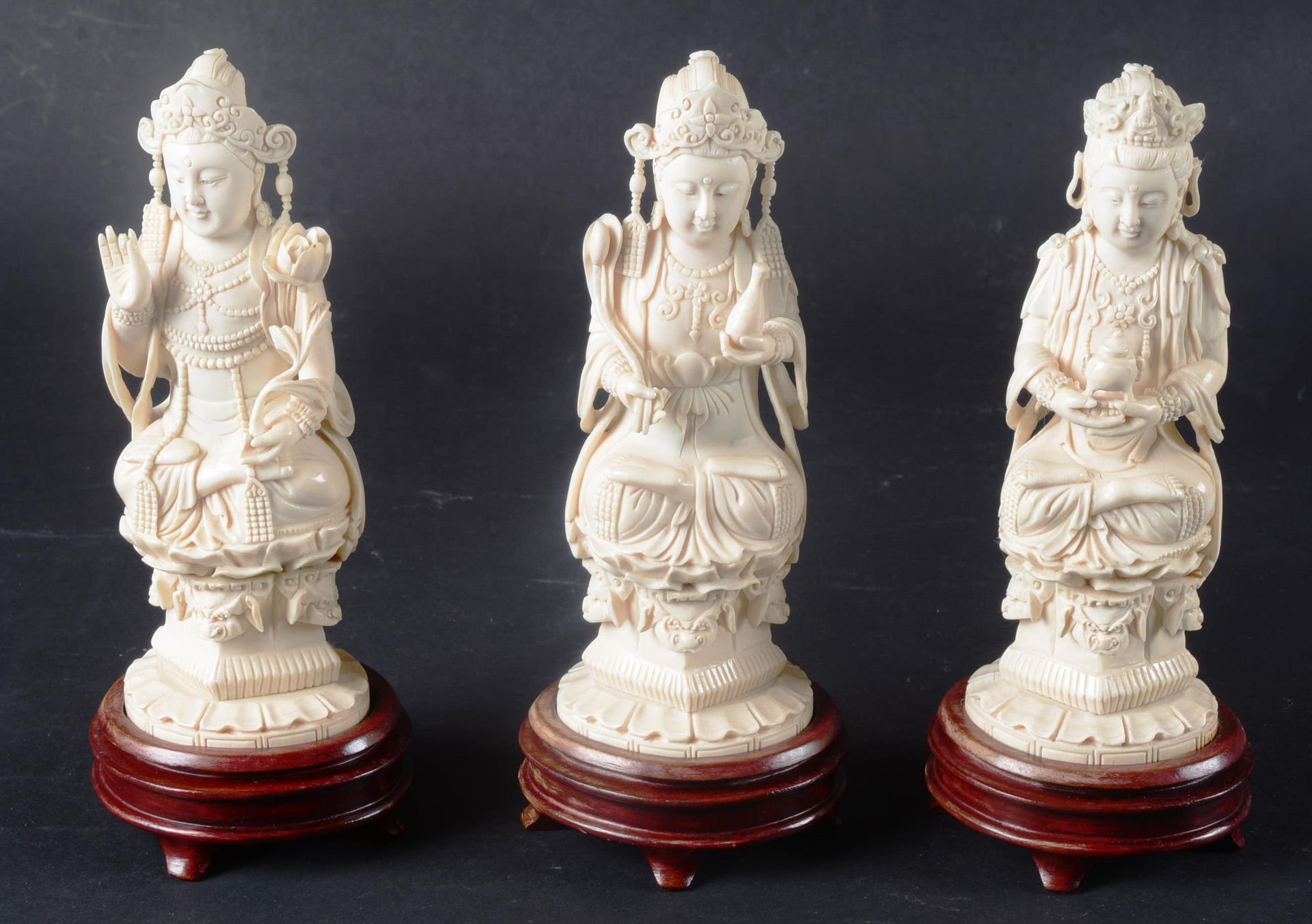 Suite de trois divinités en ivoire marin 中国。

三套海洋象牙雕刻的神像。在一个雕刻的木质底座上。

中国，20世纪上&hellip;