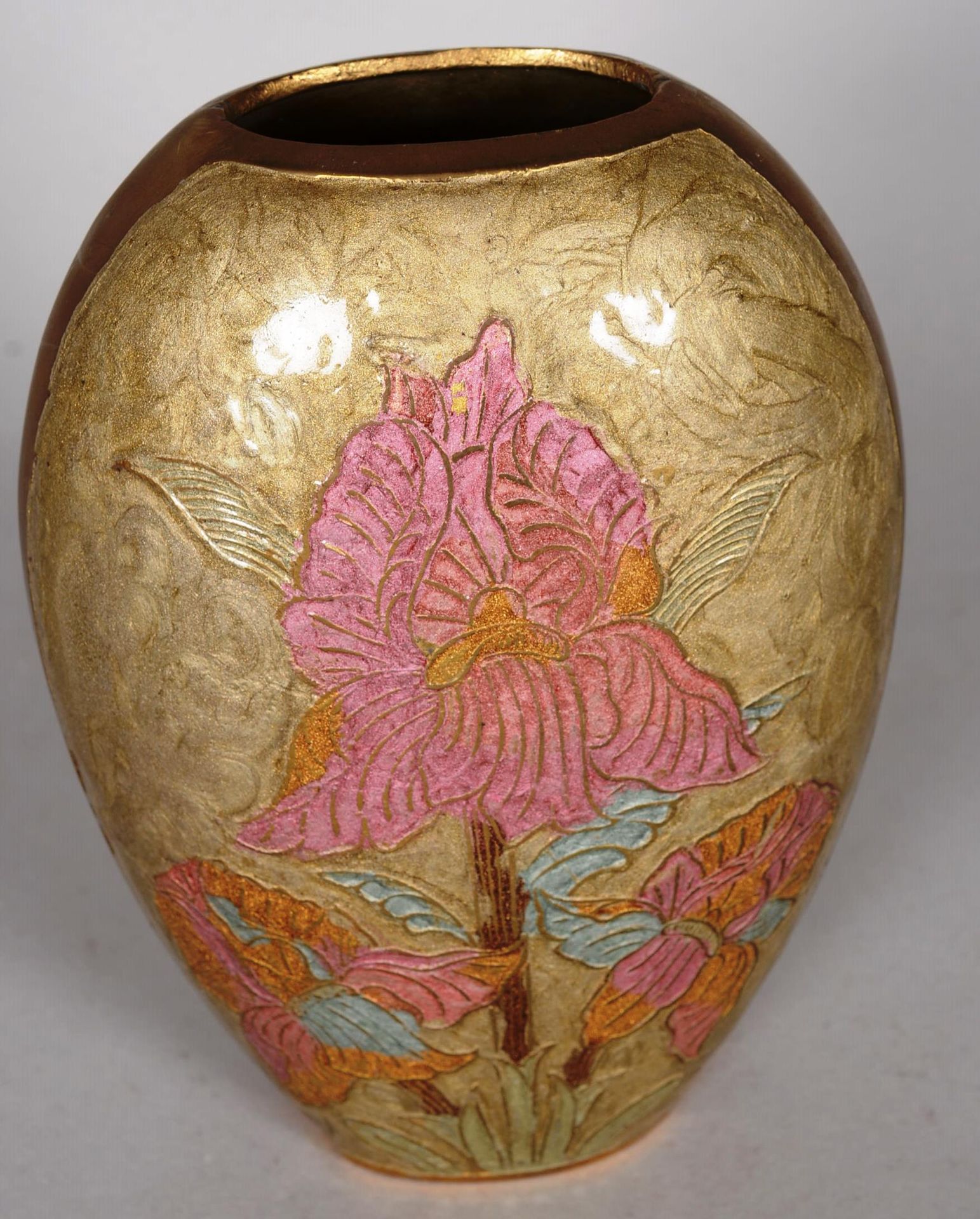 Vase en cloisonné France.

Vase en cloisonné à décor d'Iris stylisés sur fond cé&hellip;