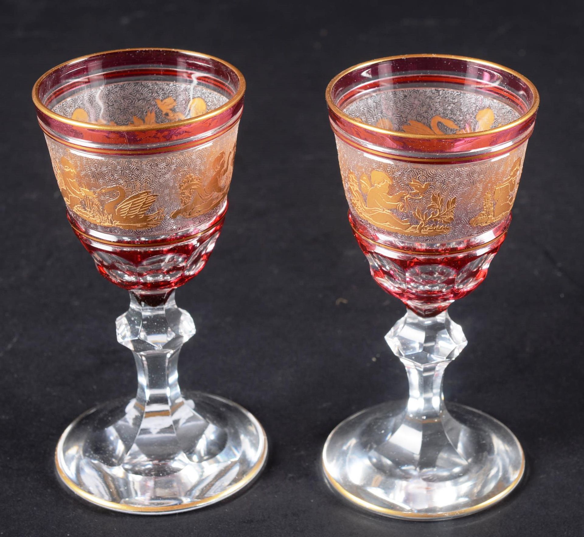VAL SAINT LAMBERT. Deux verres 圣-兰伯特（Val Saint Lambert）

一对切开的水晶杯，在彩虹色的背景上有金色的小天&hellip;