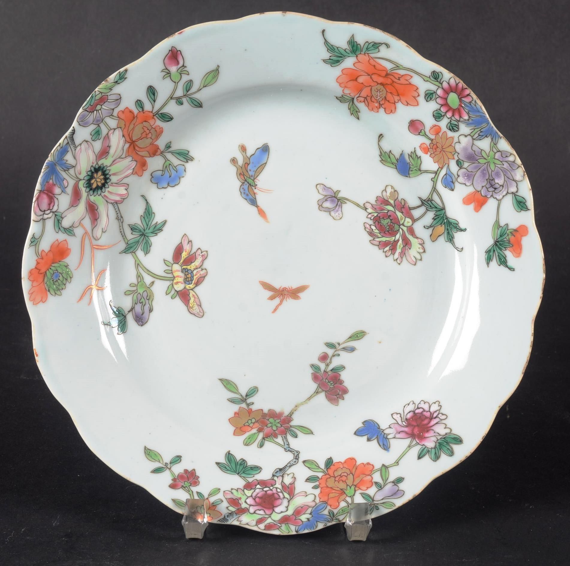 CHINE, Assiette circulaire chantournée 中国。

中国瓷器圆盘，装饰有多色的花枝和昆虫。中国，18世纪。

直径：23厘米