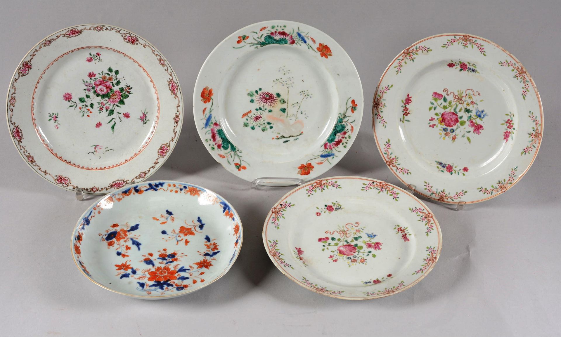 Cinq ( 5 ) assiettes en porcelaine de Chine CHINA.

Suite von fünf ( 5 ) Tellern&hellip;