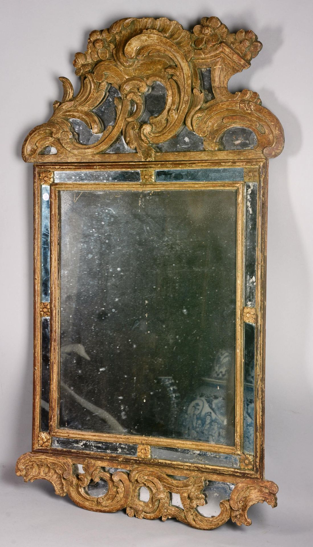 Miroir XVIIIème 镜子，模制和雕刻的木质框架，带有叶子和卷轴的多色痕迹（两部分），18世纪法国作品，磨损，小事故和缺失部分

总高度：100厘米 &hellip;