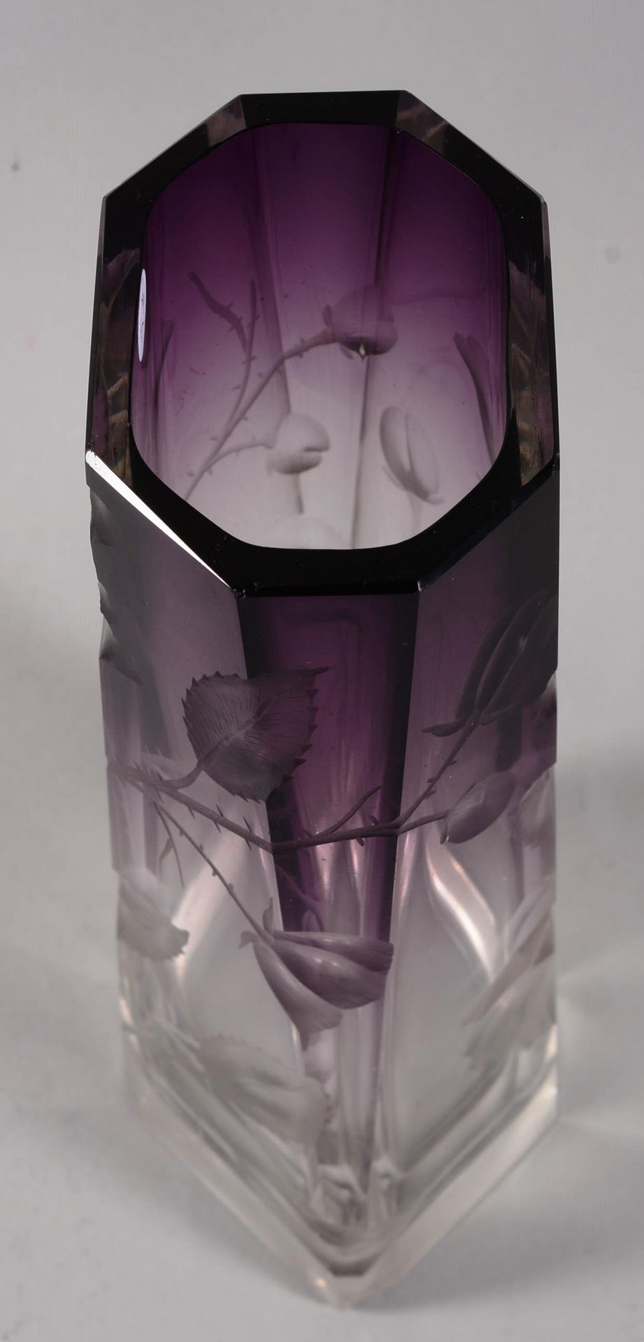 Vase en cristal 有玫瑰装饰和紫色衬里的切割水晶花瓶，1950年代的作品，六角形底座（有缺口和事故），八角形颈部（有缺口） 高：27厘米