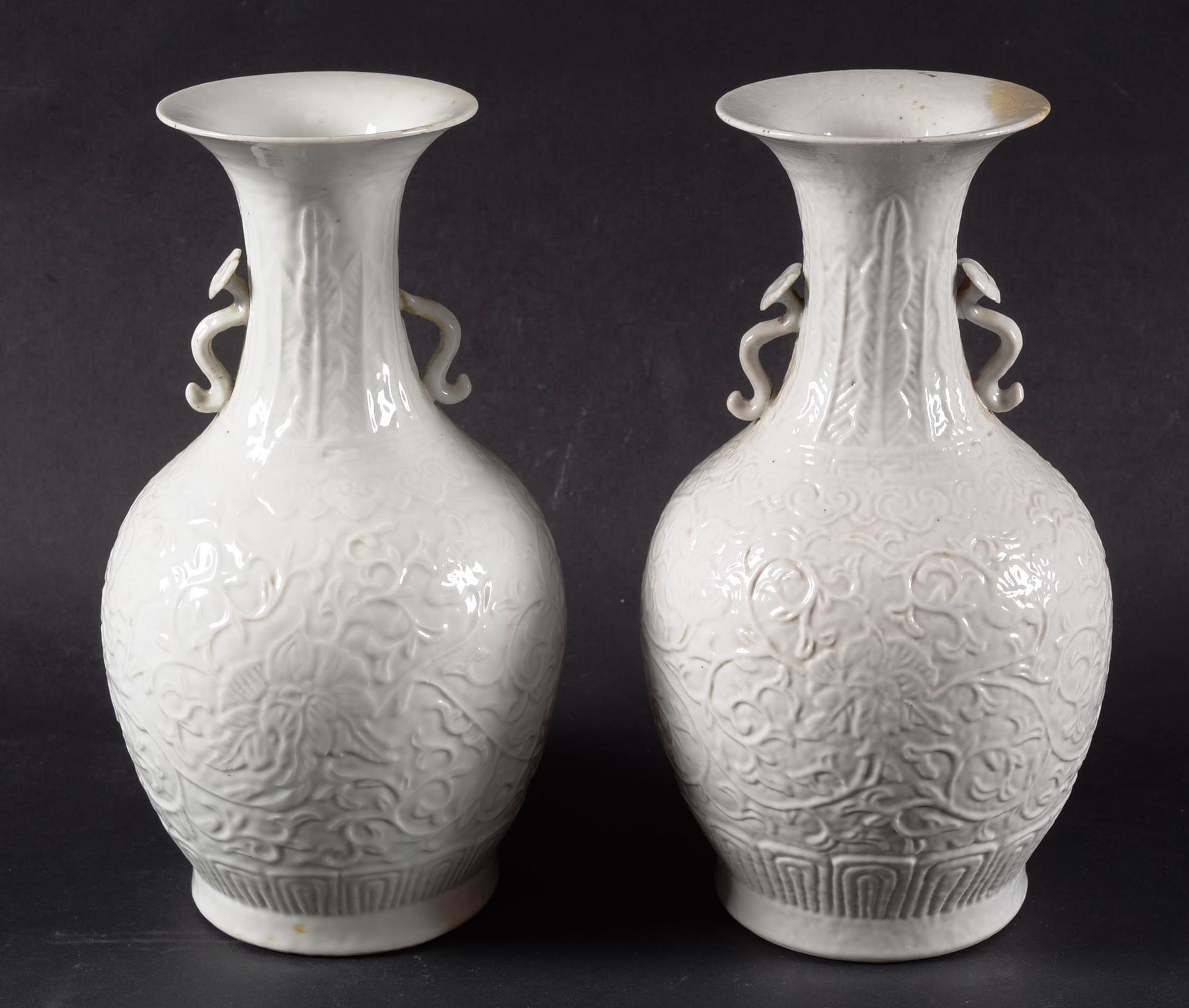 Paire de vases balustres en porcelaine 中国。

一对单色背景和浅浮雕花卉装饰的瓷质柱形花瓶。19世纪末/20世纪初。旧的&hellip;