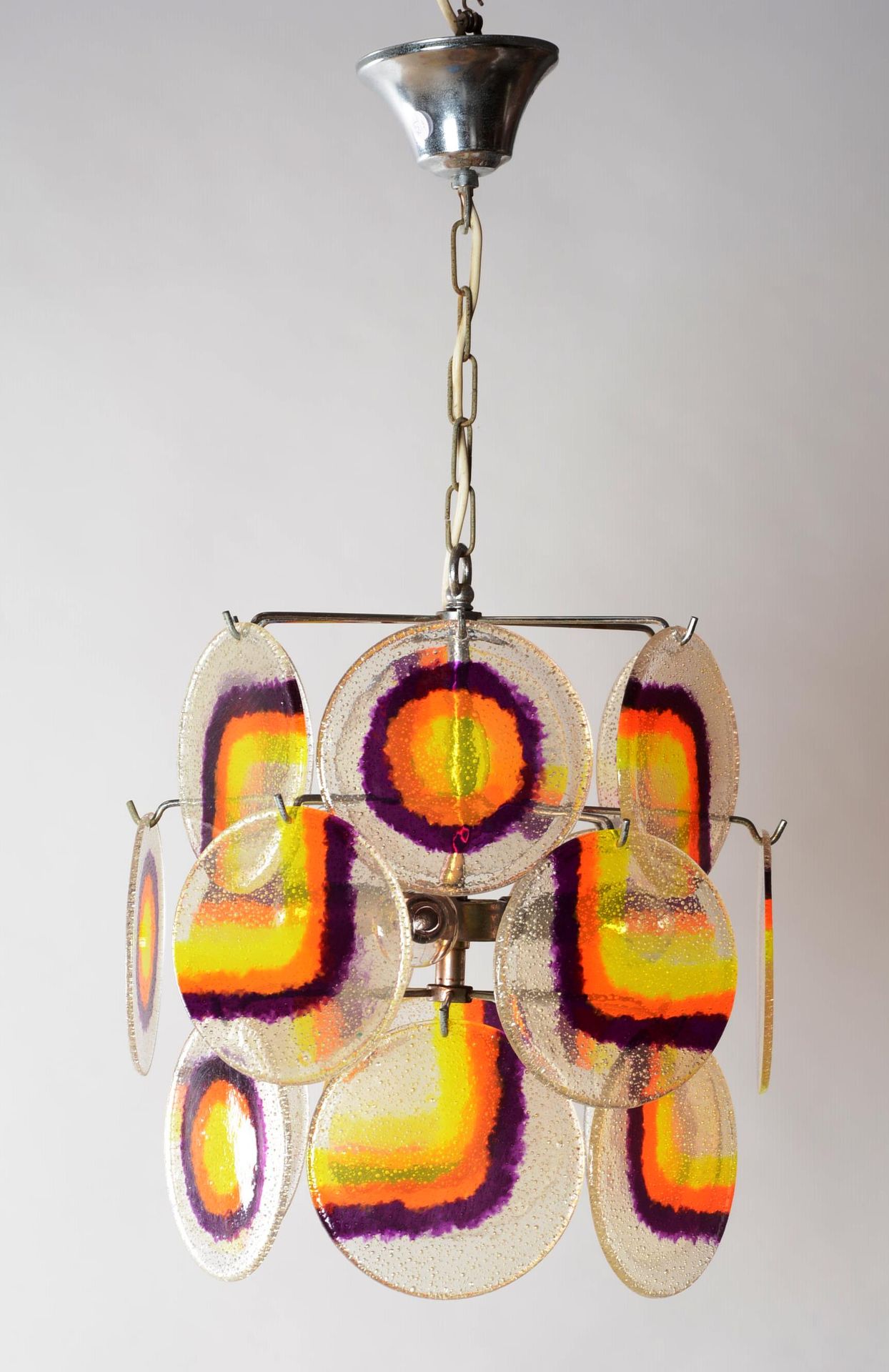 Aro Leuchte. Aro Leuchte.

铝轴上的多色圆盘吊灯。

期间：1970年。

由18张图片组成。

高：66厘米