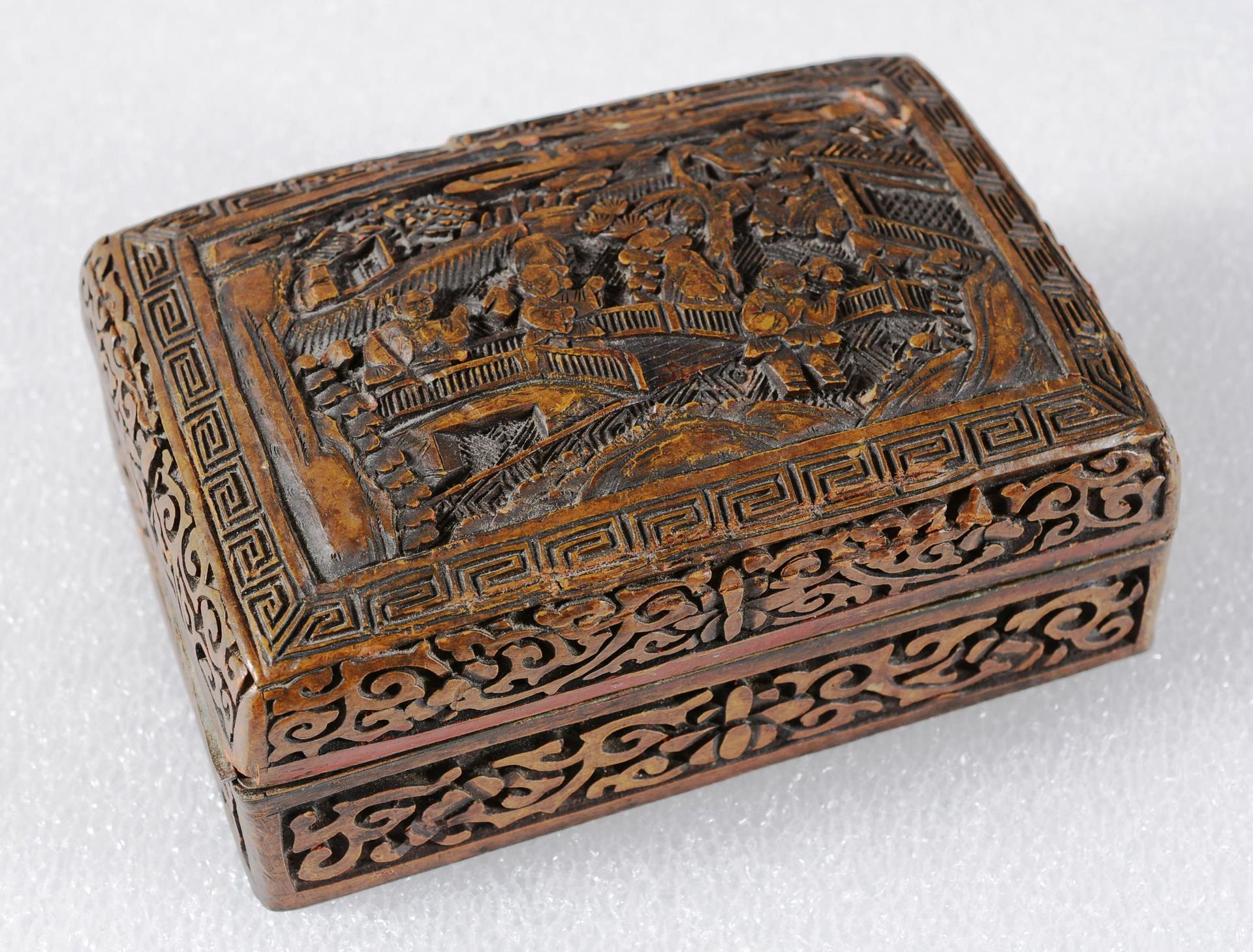 Boîte rectangulaire couverte 中国。

一个长方形的有盖盒子，由木头雕刻而成，上面装饰着一系列河流景观中的人物。事故和零件丢失。19&hellip;