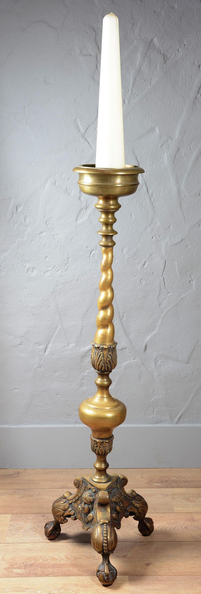 Pique cierge en bronze doré 三角形鎏金青铜烛台，有一个盆和扭曲的轴。有翼天使的头和脚在世界地图上以鹰爪结束。

法兰德斯，17世纪。&hellip;
