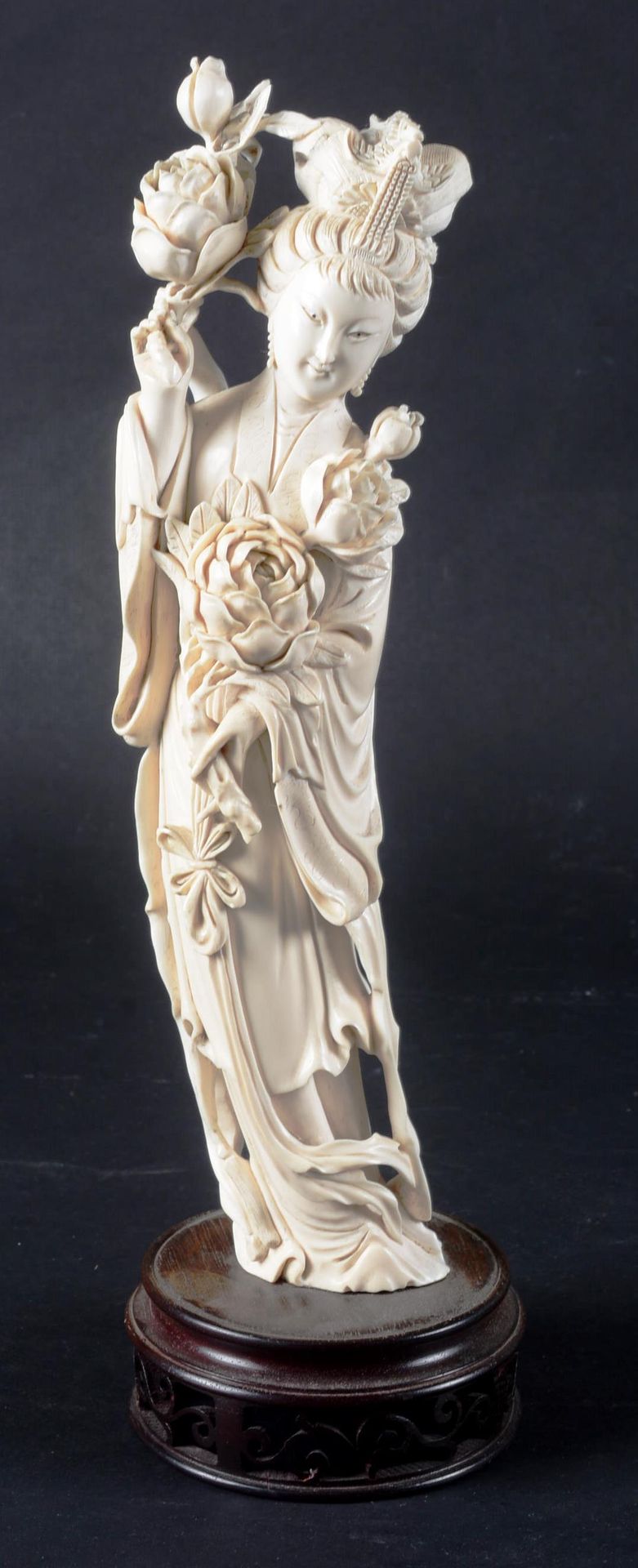 Grande Guanyin en ivoire sculpté 中国。

大型象牙观音，由海兽牙雕刻而成。

中国，20世纪初。在一个雕刻的木质底座上。

总&hellip;