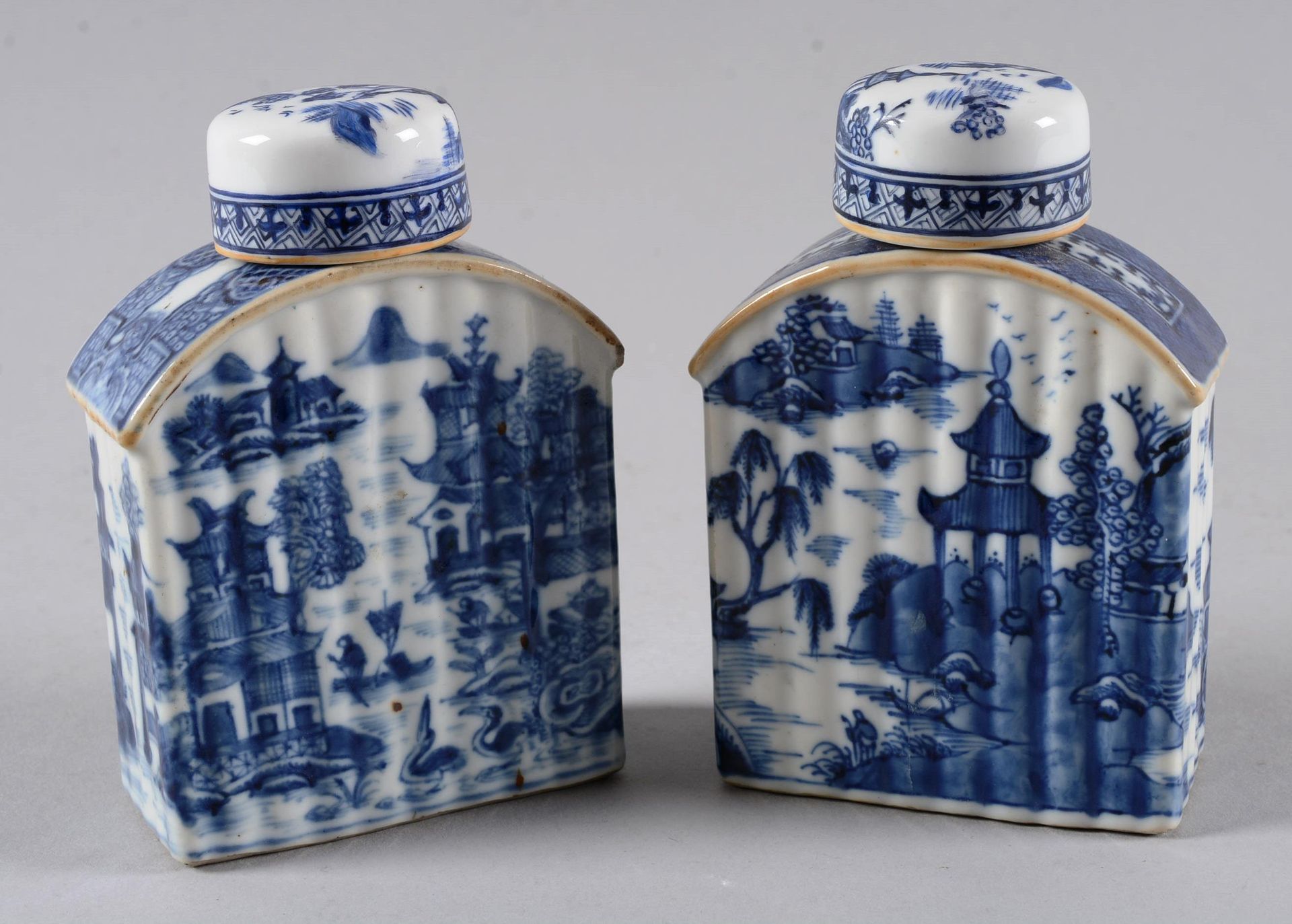 Paire de boîtes à thé 中国。

一对中国瓷器茶杯。

18世纪晚期。( 报道称，一个盖子？)

高：11.5厘米