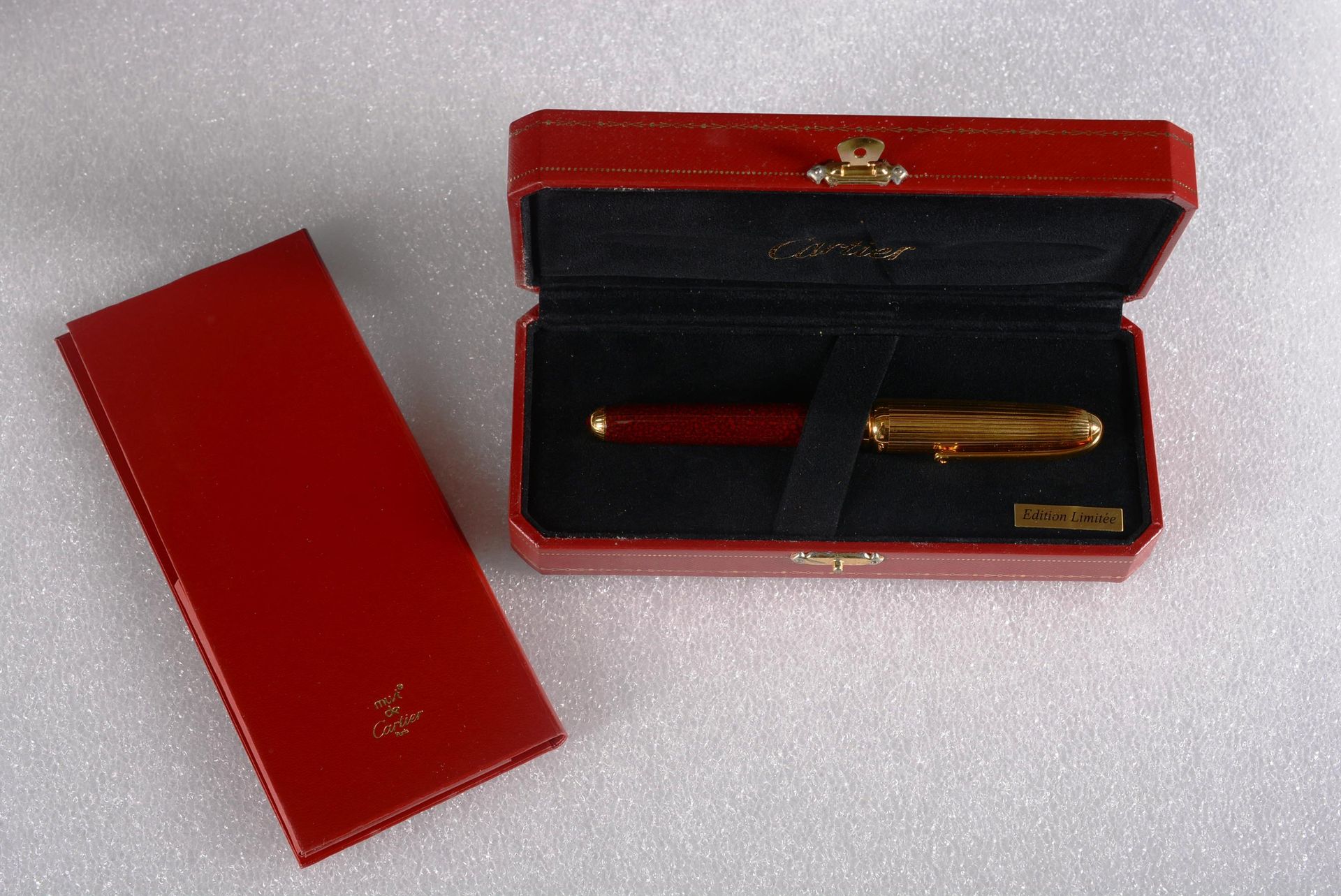 CARTIER, Stylo plume 卡地亚。

帕夏钢笔（老款），斑点漆笔管，镀金笔帽，带伽德罗装饰，18K金笔尖