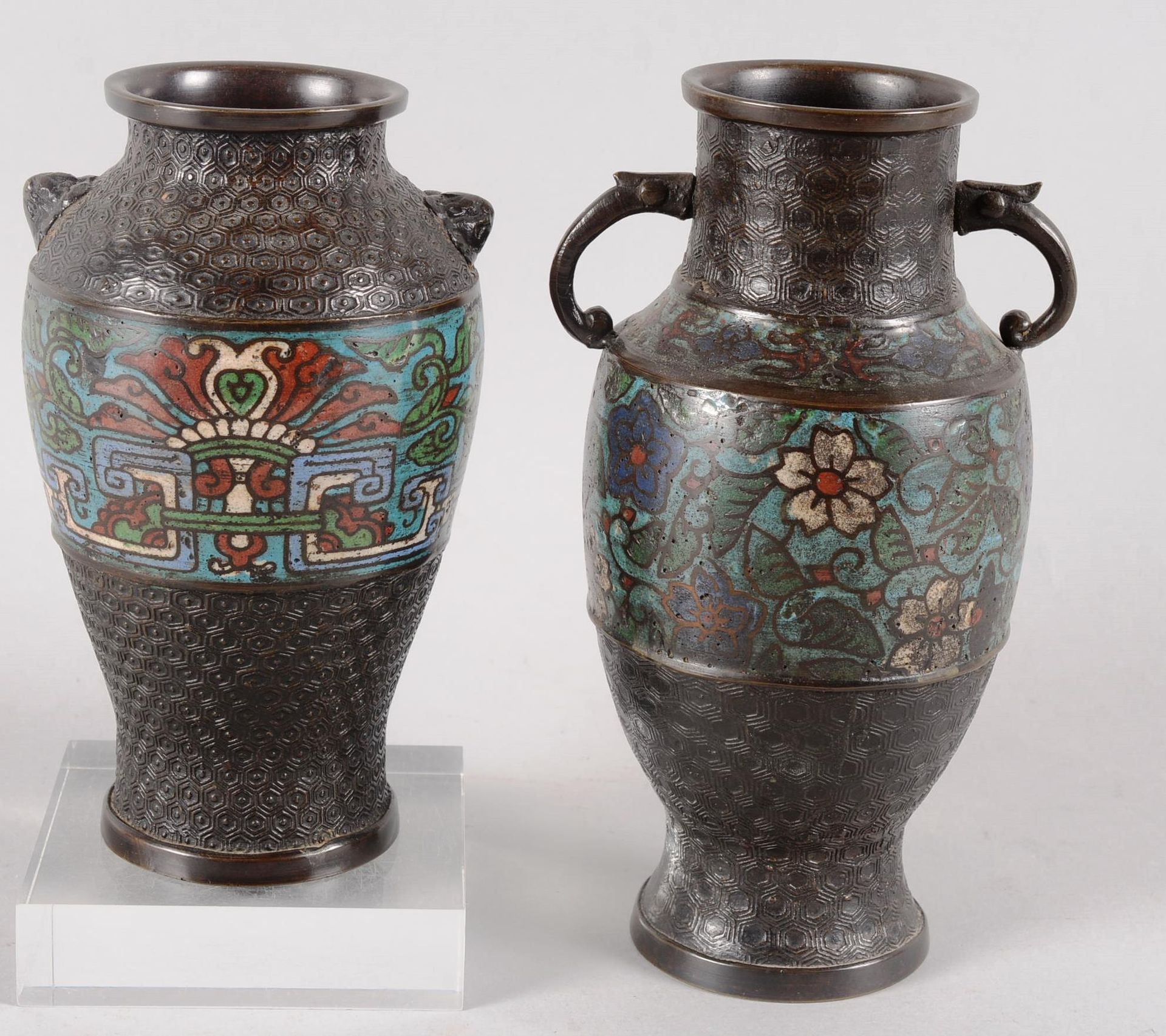 Suite de deux vases en bronze JAPAN.

Suite of two bronze vases and cloisonné de&hellip;