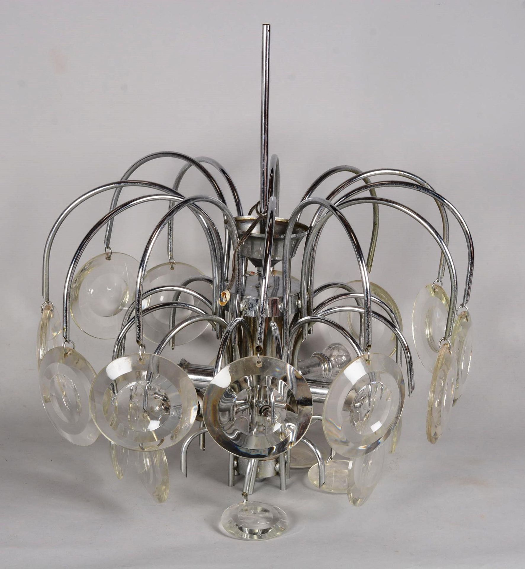 Plafonnier/lustre des années 50/60 50/60年代的吸顶灯/镀铬金属和圆形玻璃挂件。有六个光点。轻微损坏。

高度：60厘米