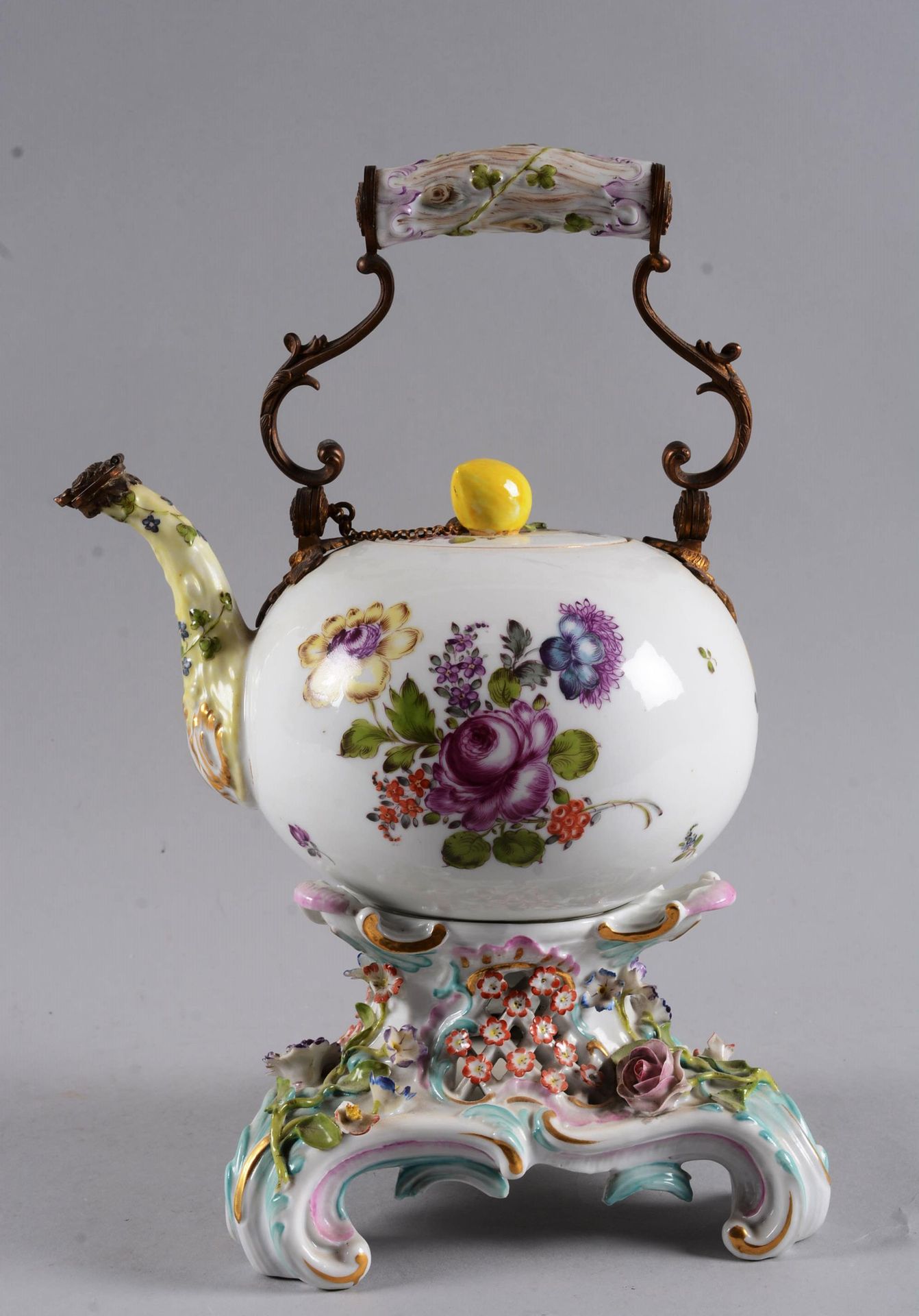 Théière et piédouche rocailles 萨姆森，在巴黎。

迈森风格的茶壶和基座。19世纪末。

修复、事故和丢失的零件。

尺寸：27厘&hellip;