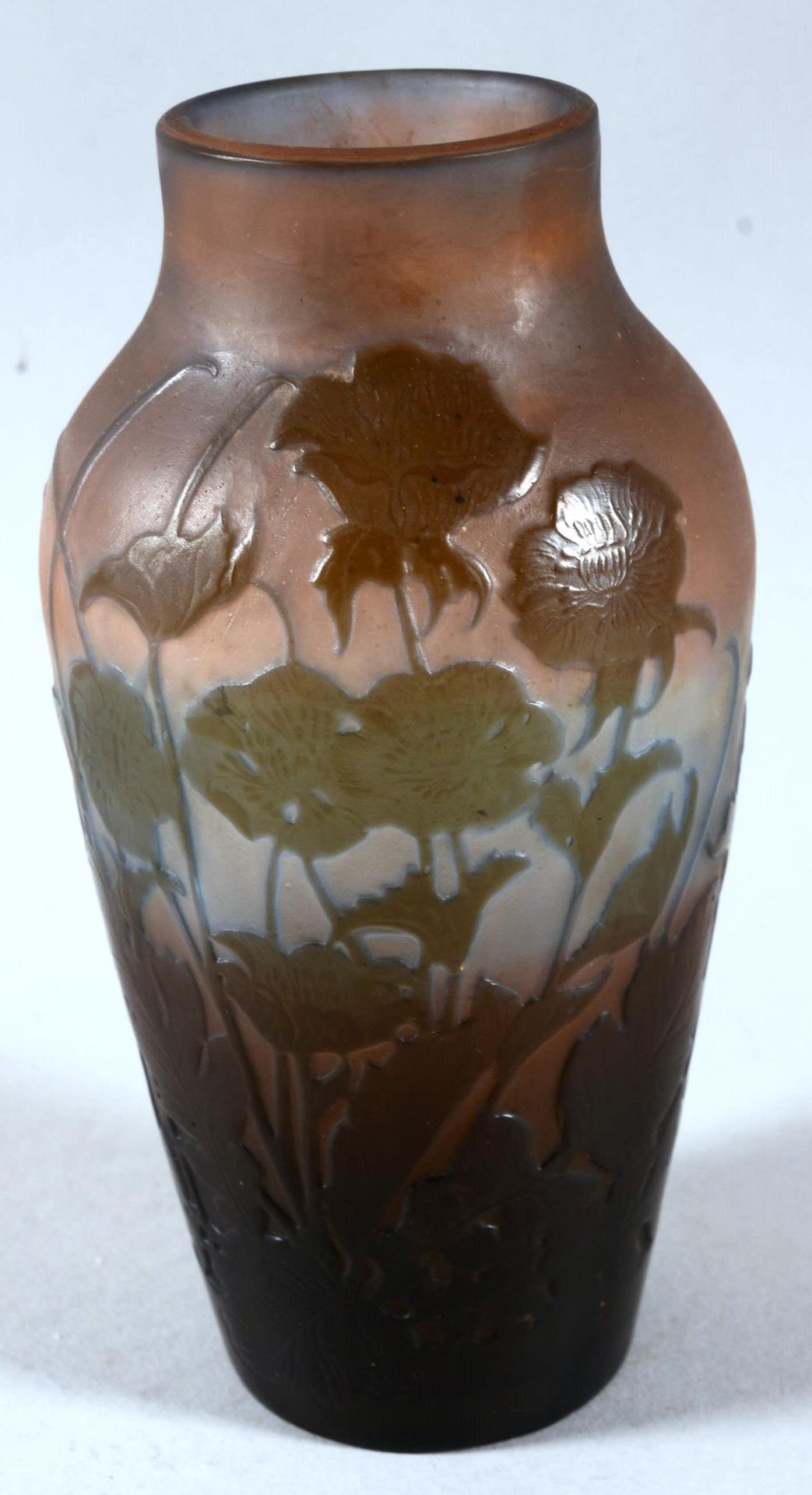 Emile Galle vase 埃米尔-加莱 (1846-1904)

多层玻璃花瓶，棕色背景上有酸蚀装饰的植物，带粉色调，签名：Gallé 高：18厘米
