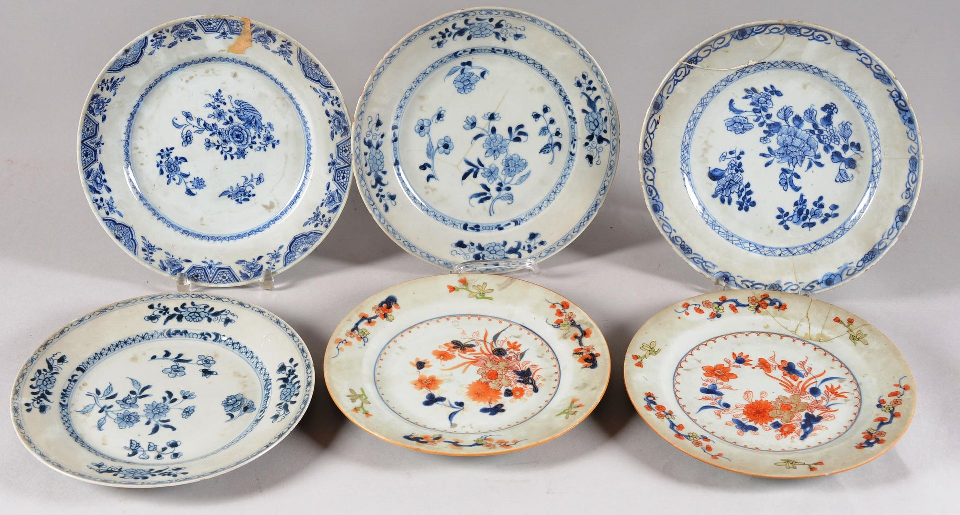 Suite de six ( 6 ) assiettes 中国。

一套六件中国瓷盘，其中四件为釉里红装饰，两件为伊玛瑞。

事故。头发。

直径：23厘米
