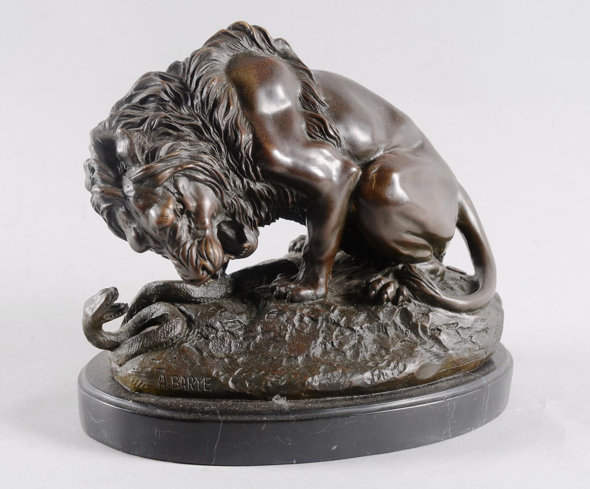 Alfred BARYE (1839-1882) 阿尔弗雷德-巴里耶 (1839-1882)

"狮子和蛇"。

青铜，带有棕色的铜锈。平台上有签名，并盖有 "&hellip;