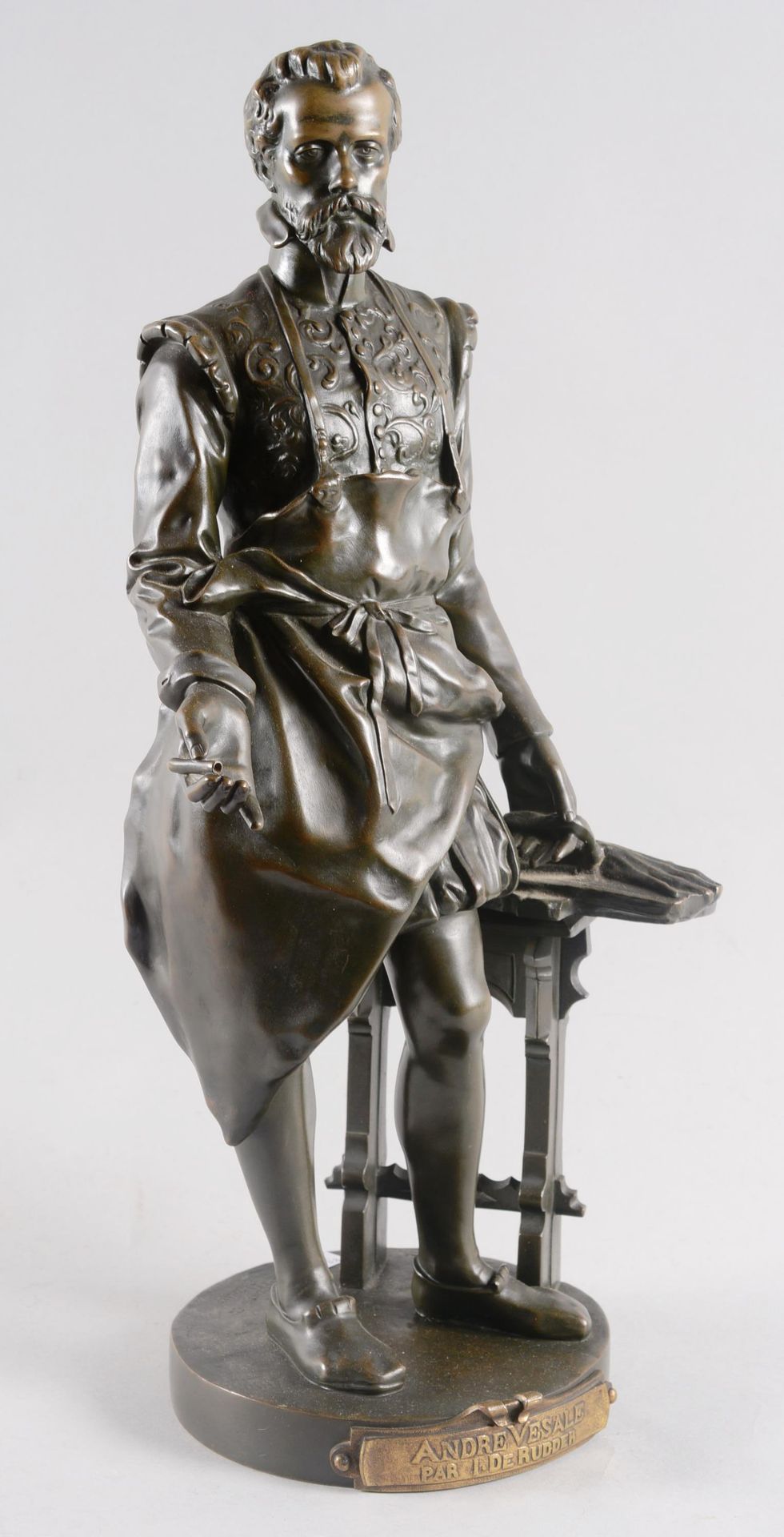 Isidoor DE RUDDER (1855-1943) 伊西多尔-德-鲁德(1855-1943)

"André Vésale"。

青铜，棕色铜锈。由H.&hellip;