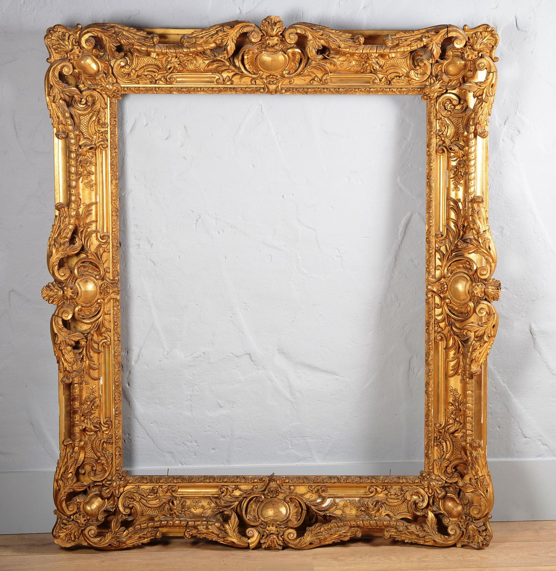 Bel encadrement en bois sculpté Beautiful carved and gilded wood frame from the &hellip;