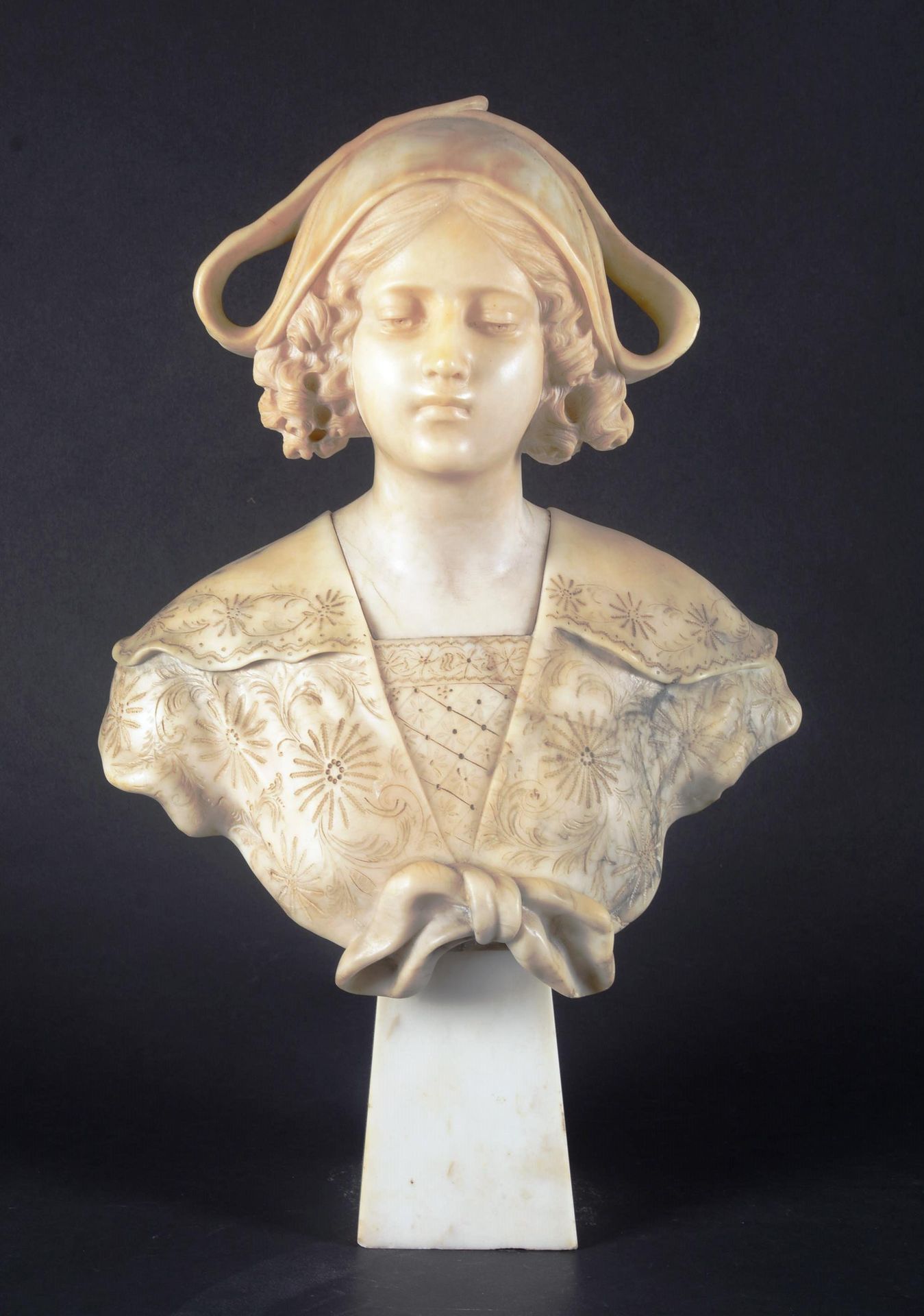 SCULPTURE EN ALBÂTRE 石膏雕塑，一个身穿薄纱的年轻女孩。

金字塔形的大理石底座。约1900年。

高度：56厘米