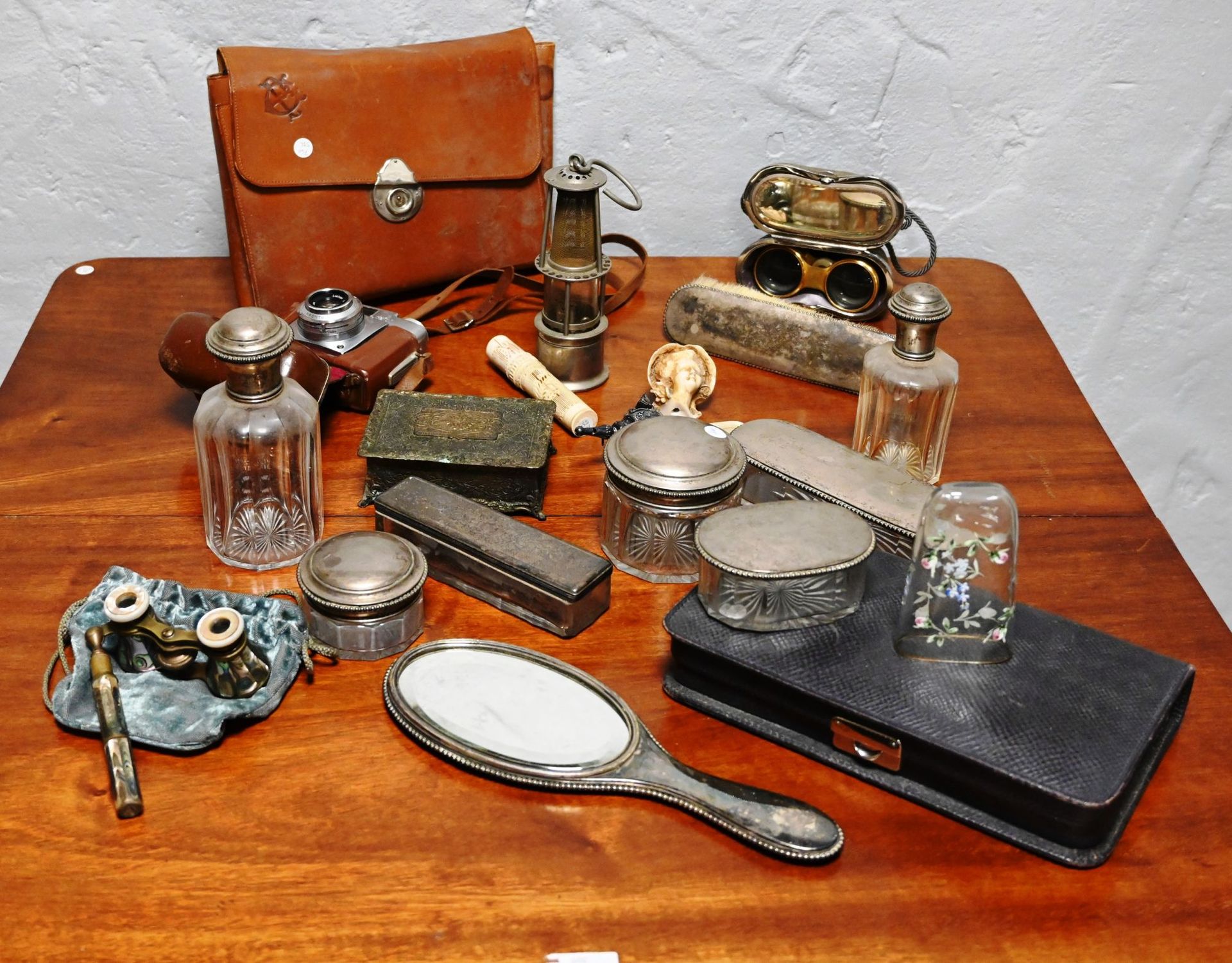 Fond de tiroir 抽屉底部由旅行马桶盒、相机（蔡司圣像）、小矿灯、拨浪鼓、望远镜、...
