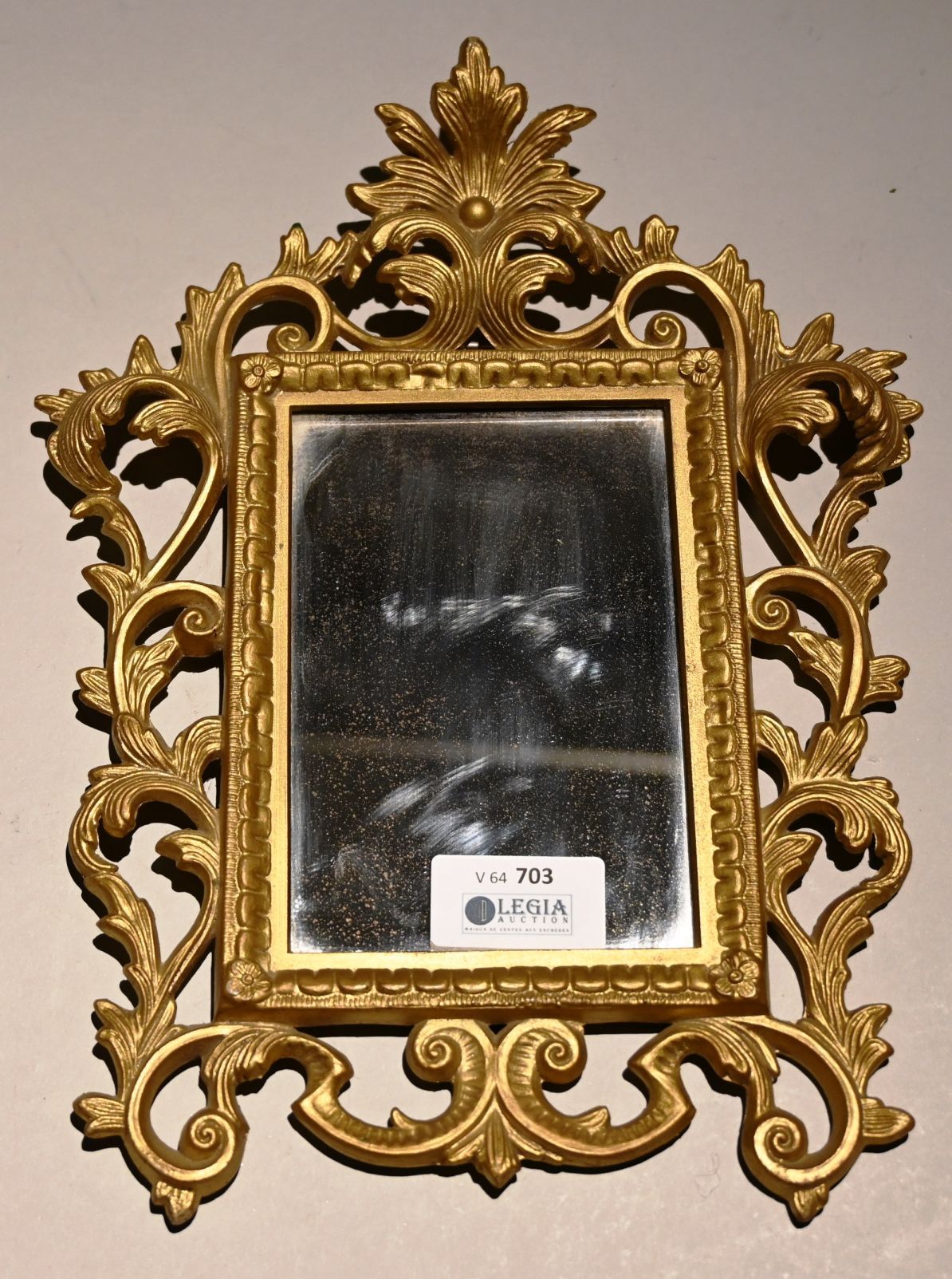 Petit miroir moderne de style Louis XV. Petit miroir moderne de style Louis XV.
&hellip;