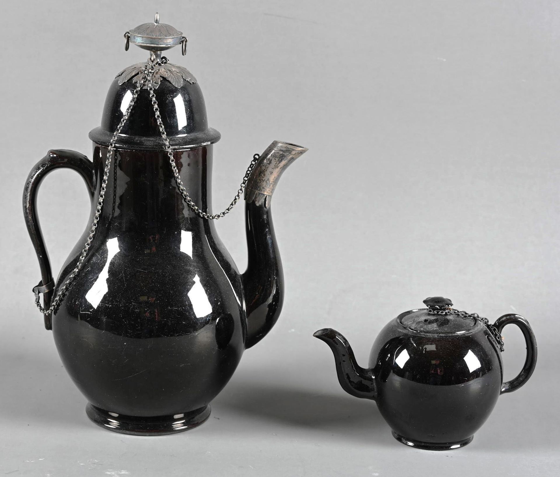" Terres noires" de Namur. 2 pièces "来自那慕尔的黑土。

黑色陶土咖啡壶，带银色壶嘴和金属片。盖子上的裂缝。高：29厘米
&hellip;