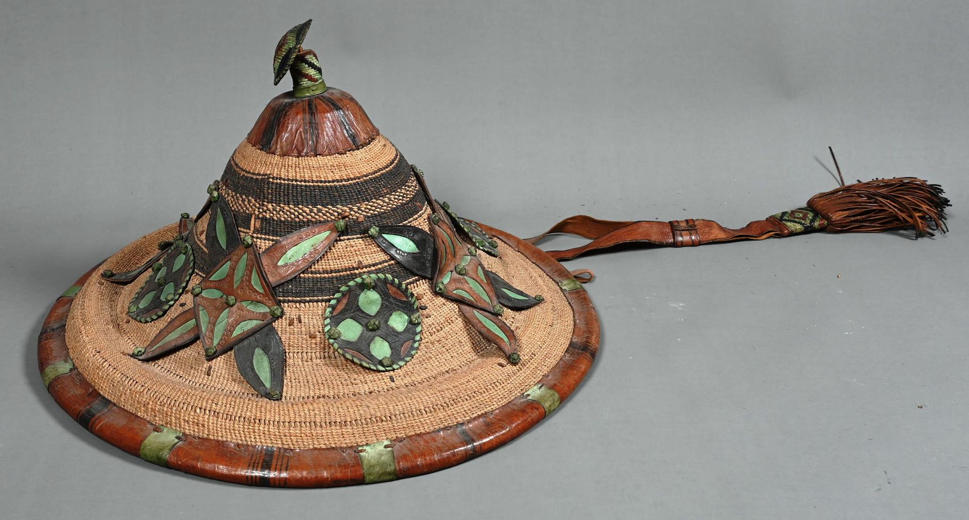 Couvre chef de forme conique 圆锥形的编织头套，上面有应用皮革的几何形状。手工制作。

直径：49厘米