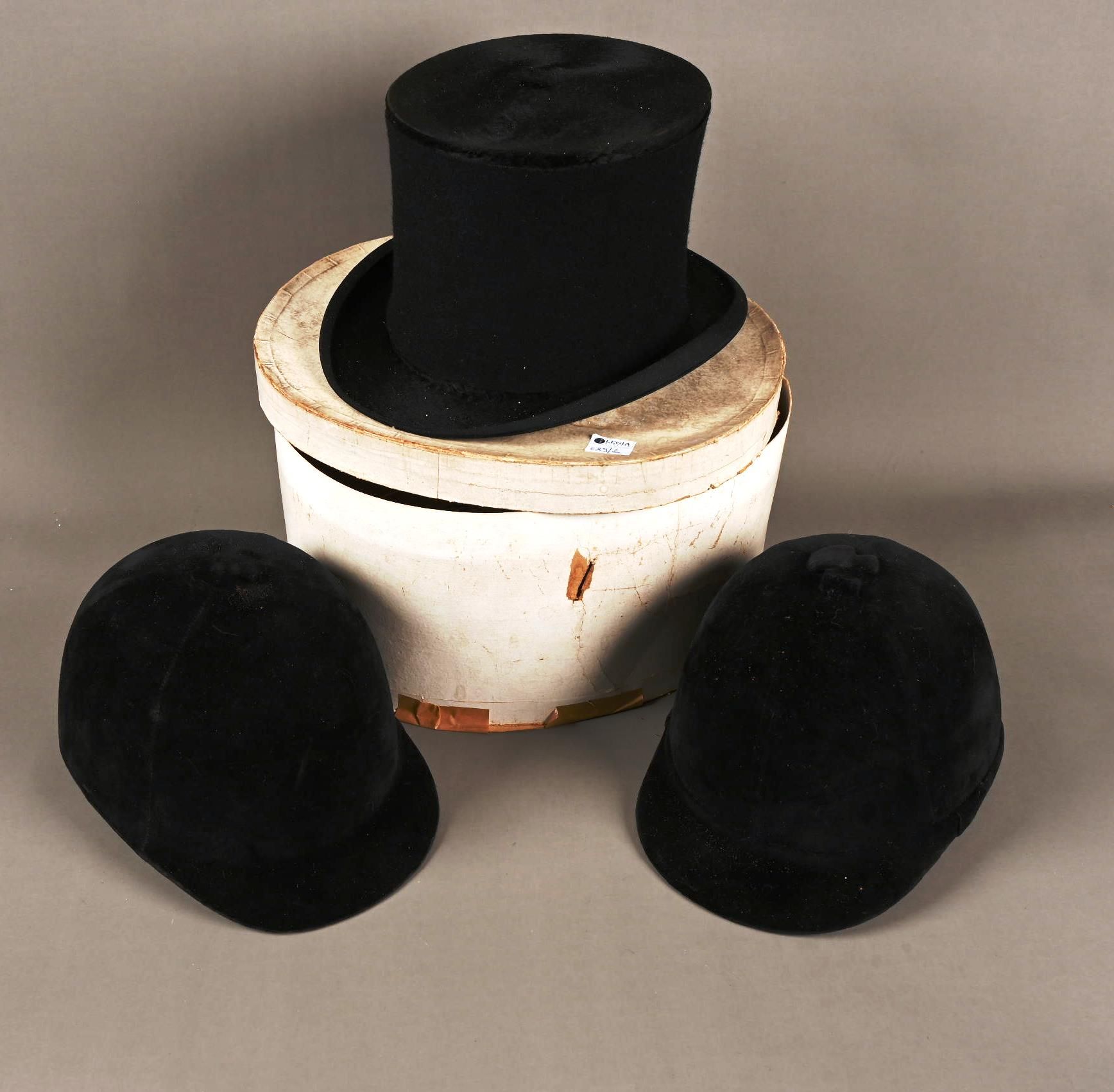 Boîte à chapeau avec haut de forme. 带高帽的帽盒。

附有两枚骑马弹。