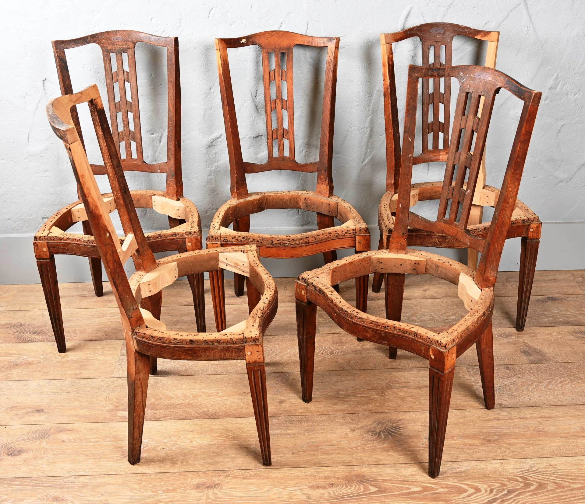 Suite de 5 chaises de style Louis XVI. Suite aus 5 Stühlen im Stil Louis XVI.

T&hellip;