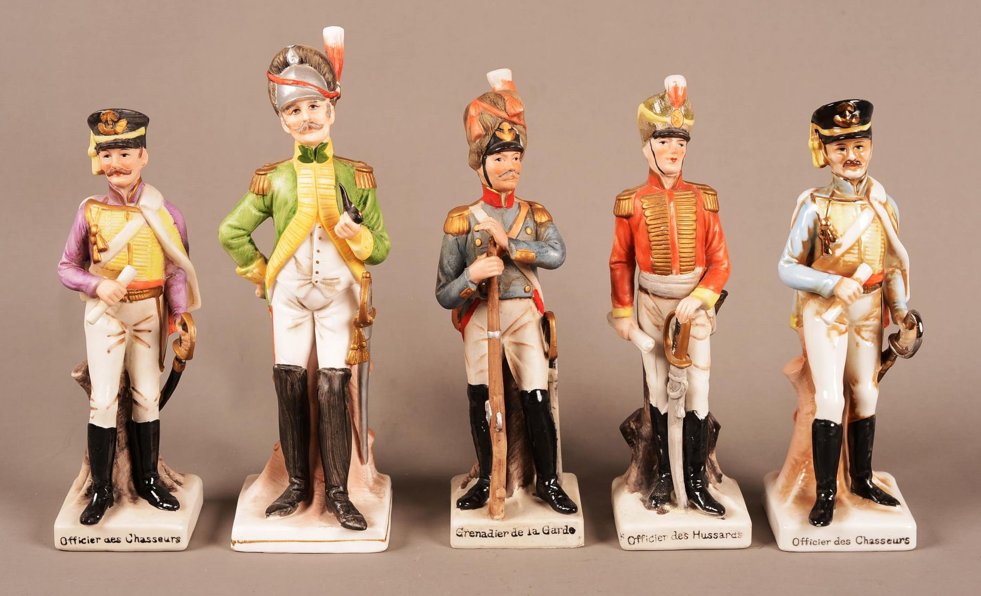 Suite de cinq soldats de l'armée 五个拿破仑时期的军队士兵套装，采用饼干和多色瓷器。

高：21.5厘米至25厘米