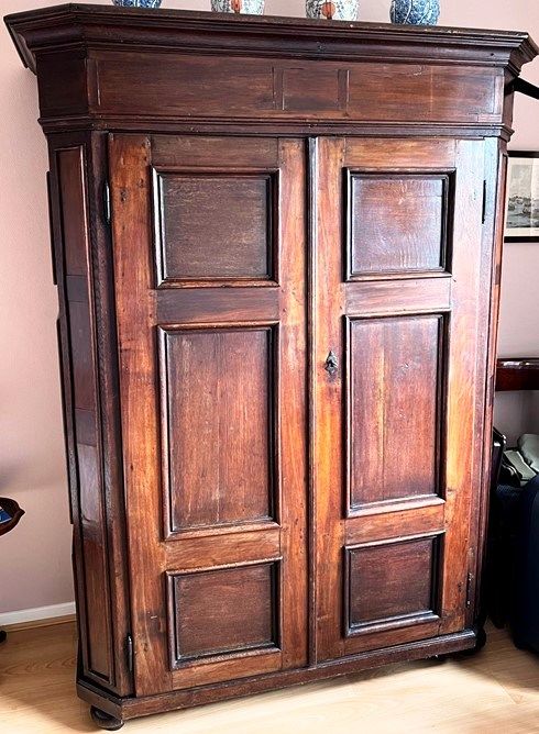 Armoire liégeoise à deux ouvrants. Liège双门橱柜。

侧面直切。奶酪前腿。

尺寸：188厘米×140厘米×70厘米