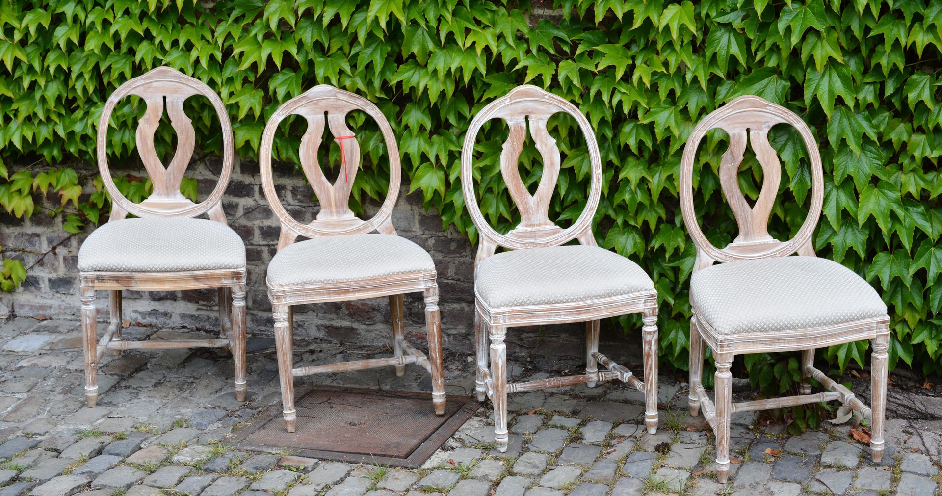 Belle suite de quatre chaises 美丽的四套路易十六风格的重装木椅，带奖章背。固定鞋匠上的织物。

尺寸：93厘米x45厘米x42厘米