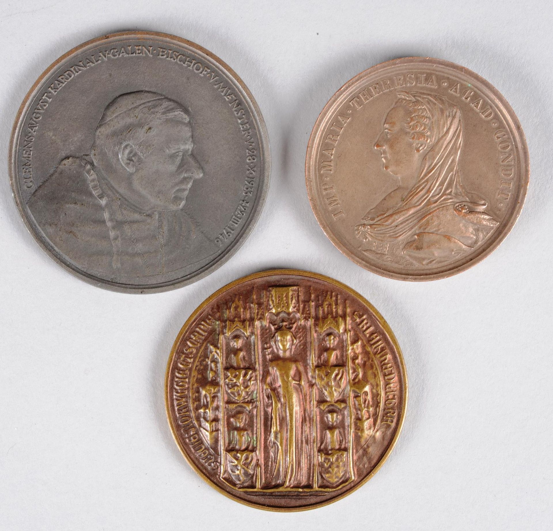 Suites de trois médailles 套装的三枚奖章，包括: 
- 瓦隆人在瑞典，瑞典在列日的展览 - 1966年 
- 红衣主教V-盖伦 
- &hellip;