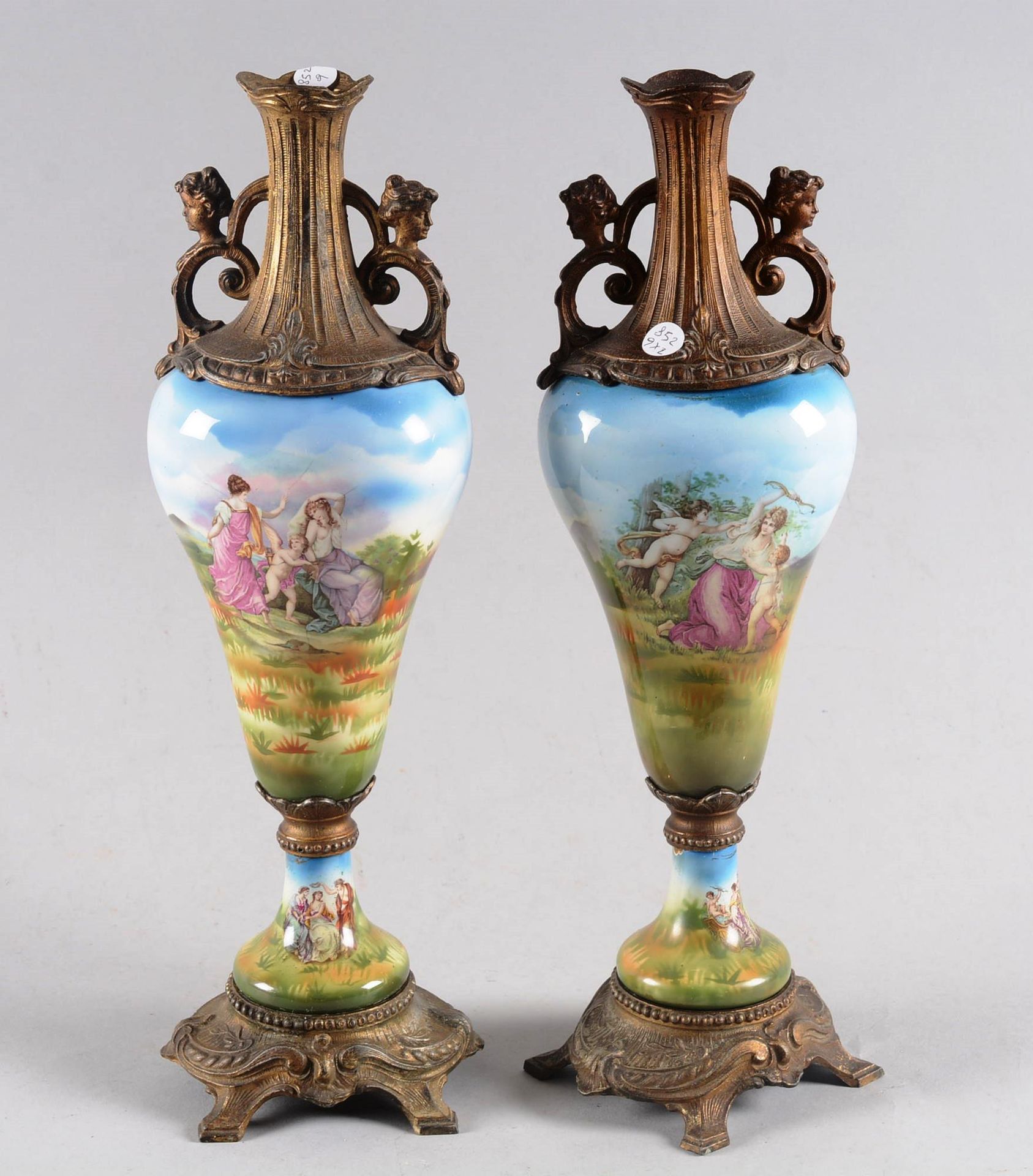 PAIRE DE VASES SOLIFLORES 一对饰有浪漫神话场景的多色瓷器Soliflores花瓶。抛光的铜质安装。

法国，20世纪初。

高度：38&hellip;