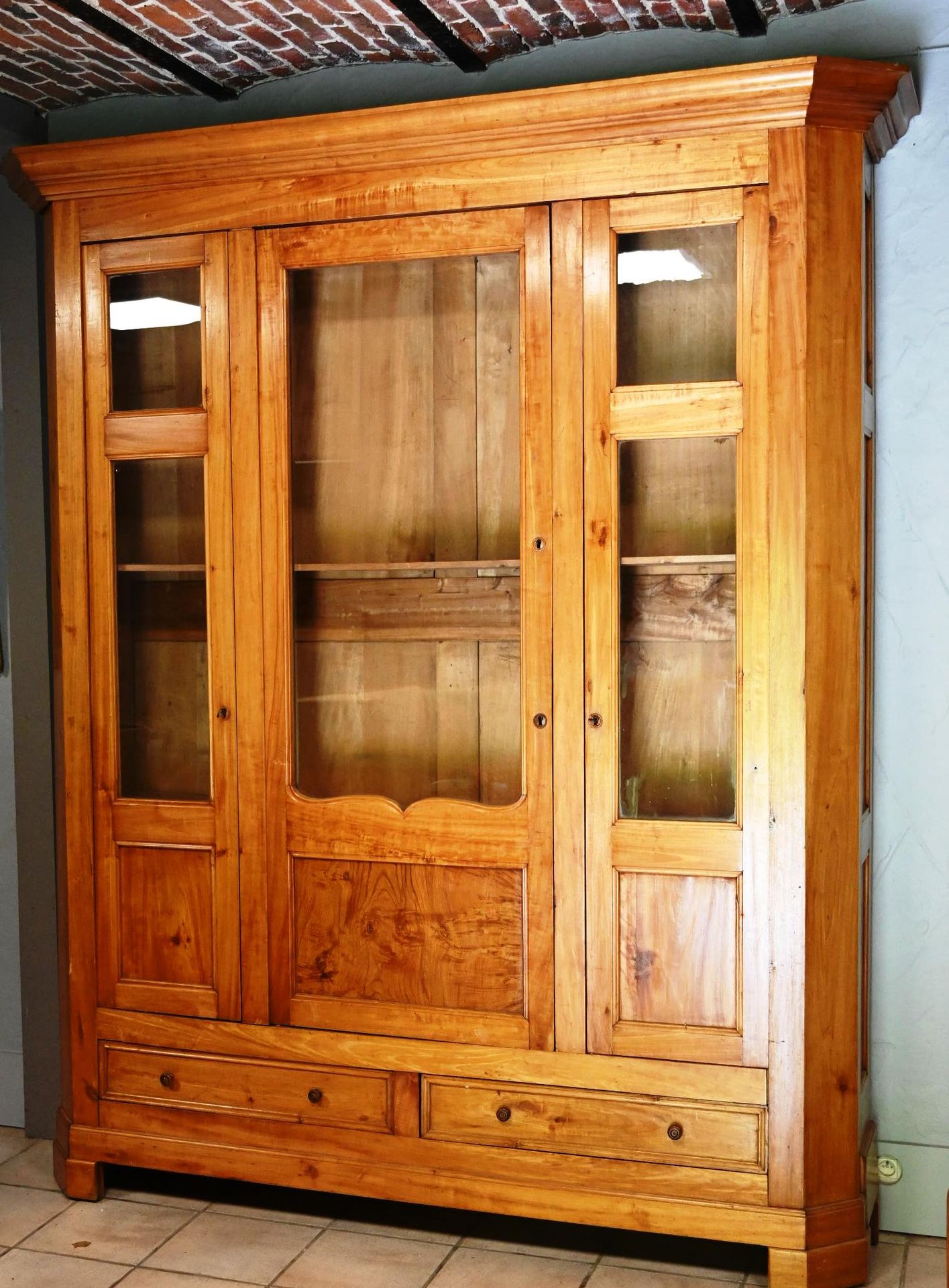 Grande bibliothèque en bois clair 大型浅色木质书柜，有三个玻璃门。

尺寸：260厘米 x 220厘米 x 50厘米