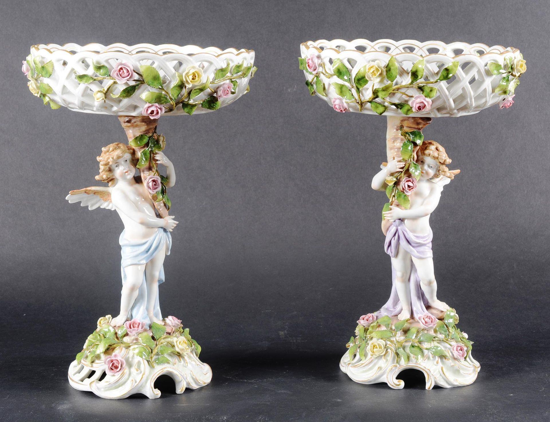 Paire de coupes en porcelaine allemande. Paire de coupes en porcelaine allemande&hellip;