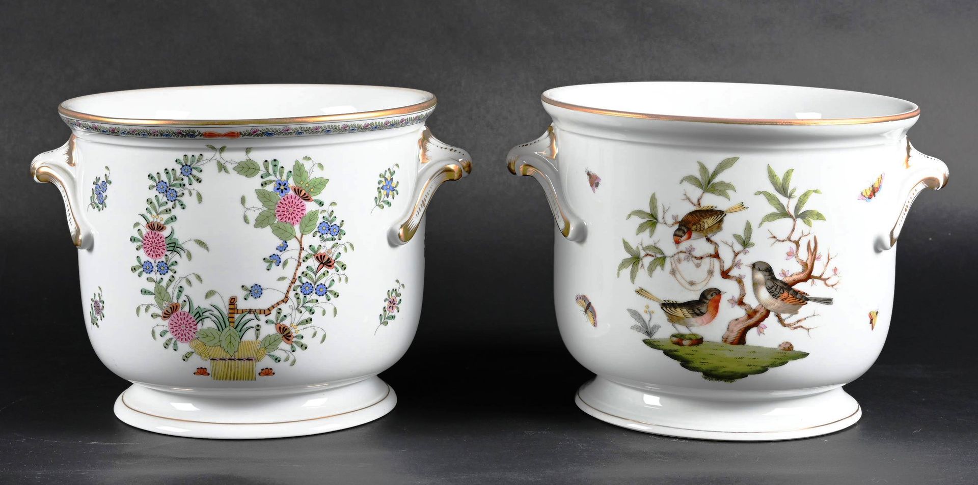 HEREND Paire de caches pot 匈牙利 - HEREND制造 - 一对白瓷壶盖，其中一个有植物装饰，另一个有鸟和蝴蝶，底座下有印章 高：2&hellip;