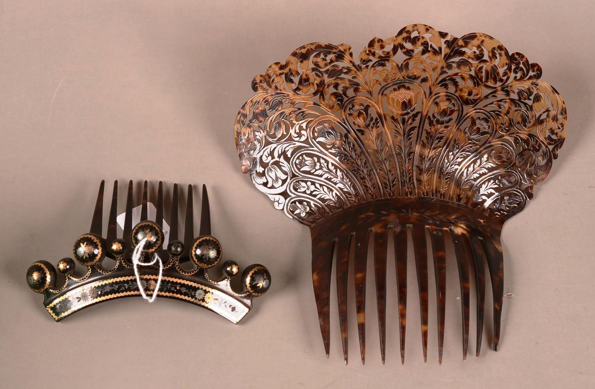 Coiffe et peigne pour cheveux 镂空漆器的头饰和梳子，上面有叶子和冠状的应用图案。(小缺)