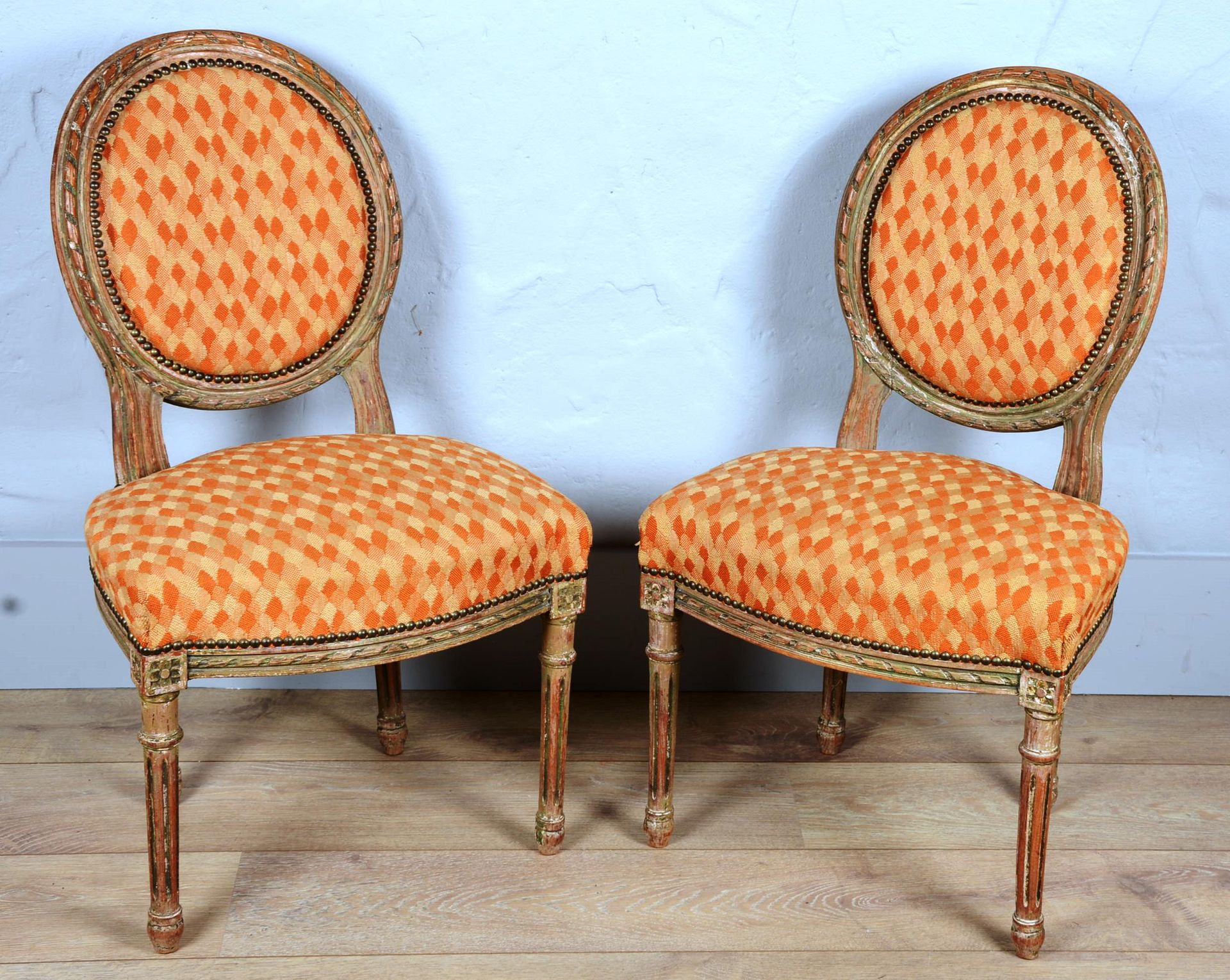 Paire de chaises rechampis 一对路易十六风格的Rechampis椅子，带有奖章背板。四条锥形腿。覆盖着一种织物。

尺寸：85厘米×5&hellip;
