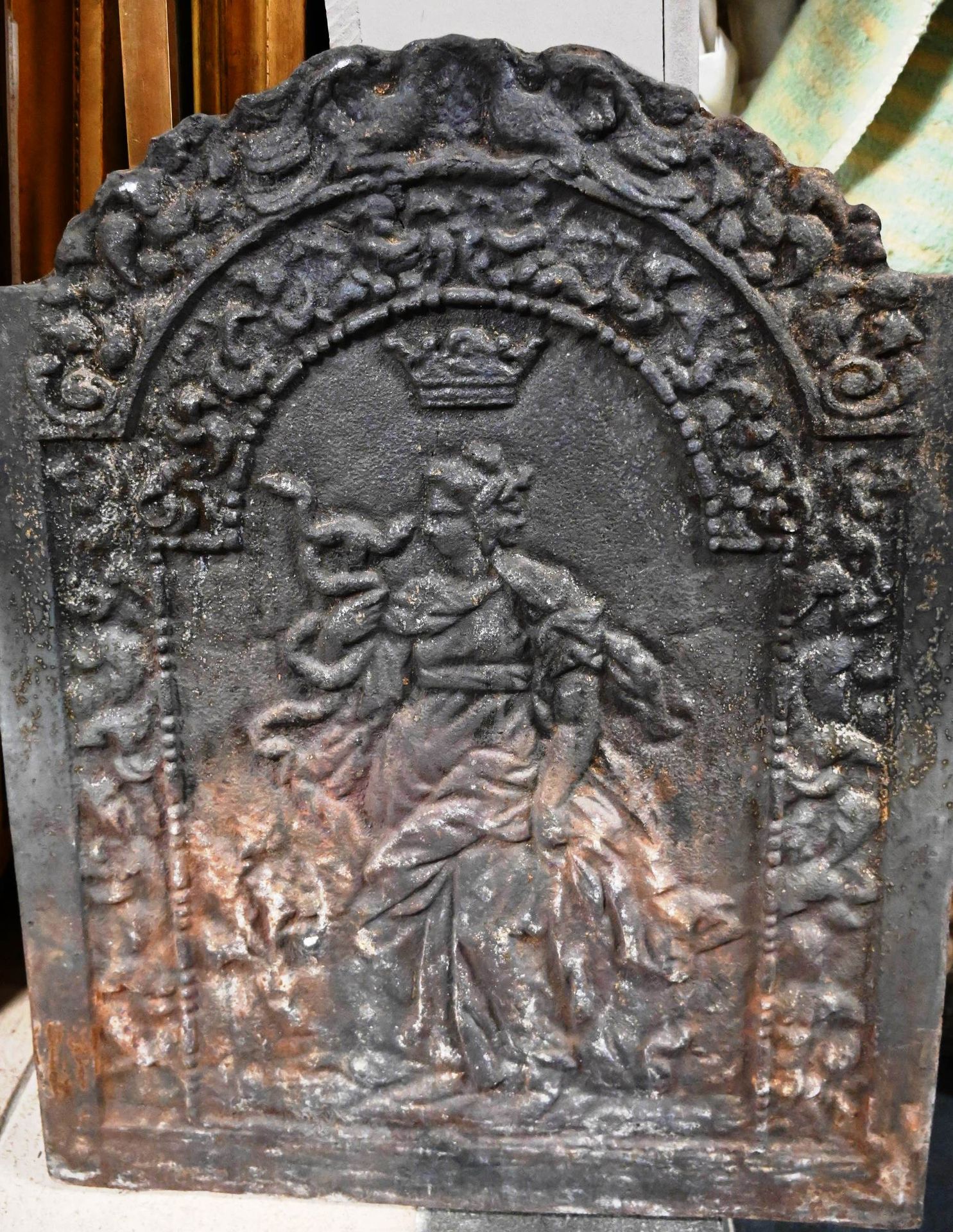 Taque de cheminée en fonte 铸铁火盆上装饰着一个带皇冠的女性形象。

尺寸：76厘米 x 61厘米