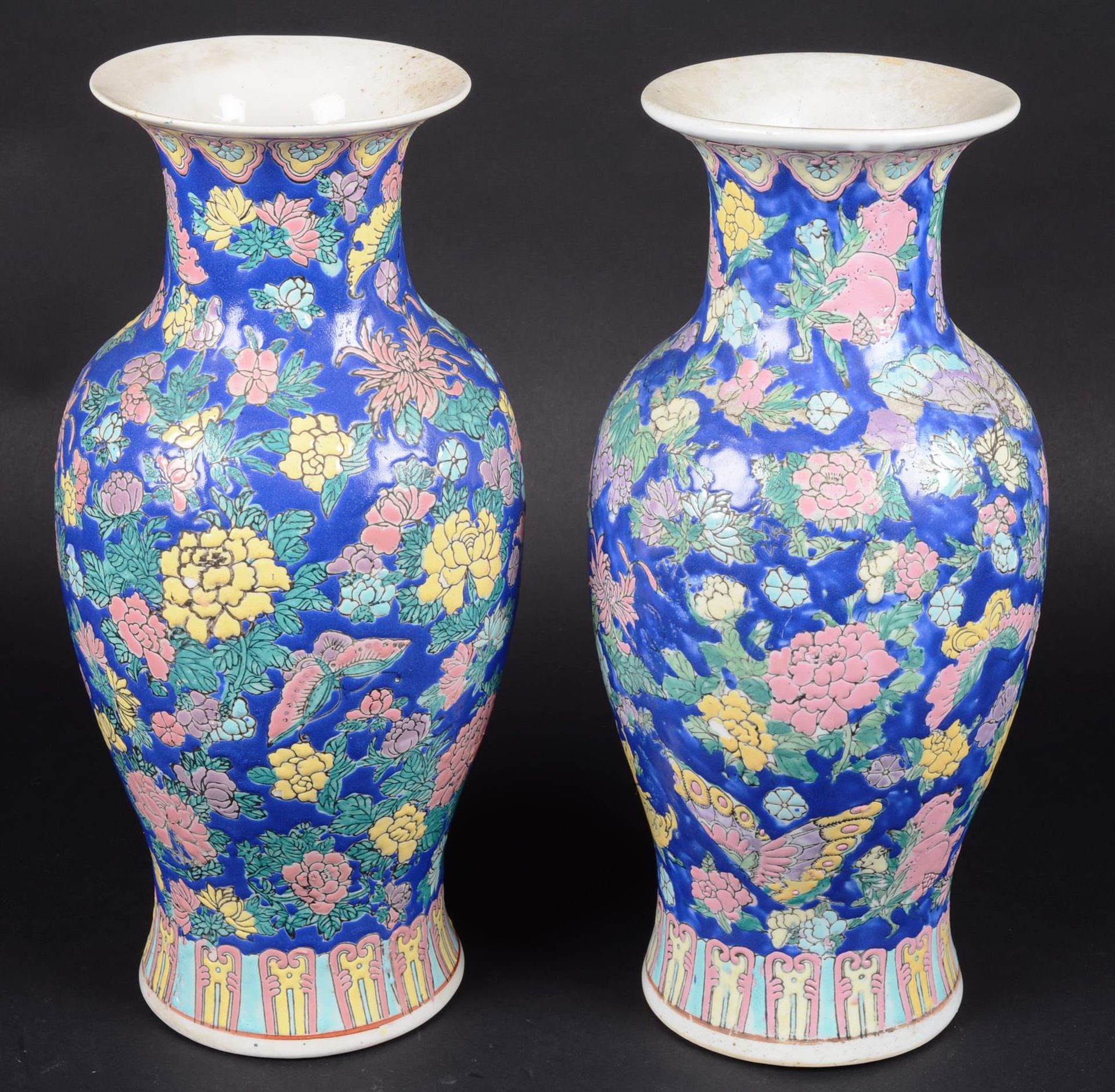 CHINE. CINA.

Coppia di vasi in porcellana a balaustro con fondo blu turchese de&hellip;