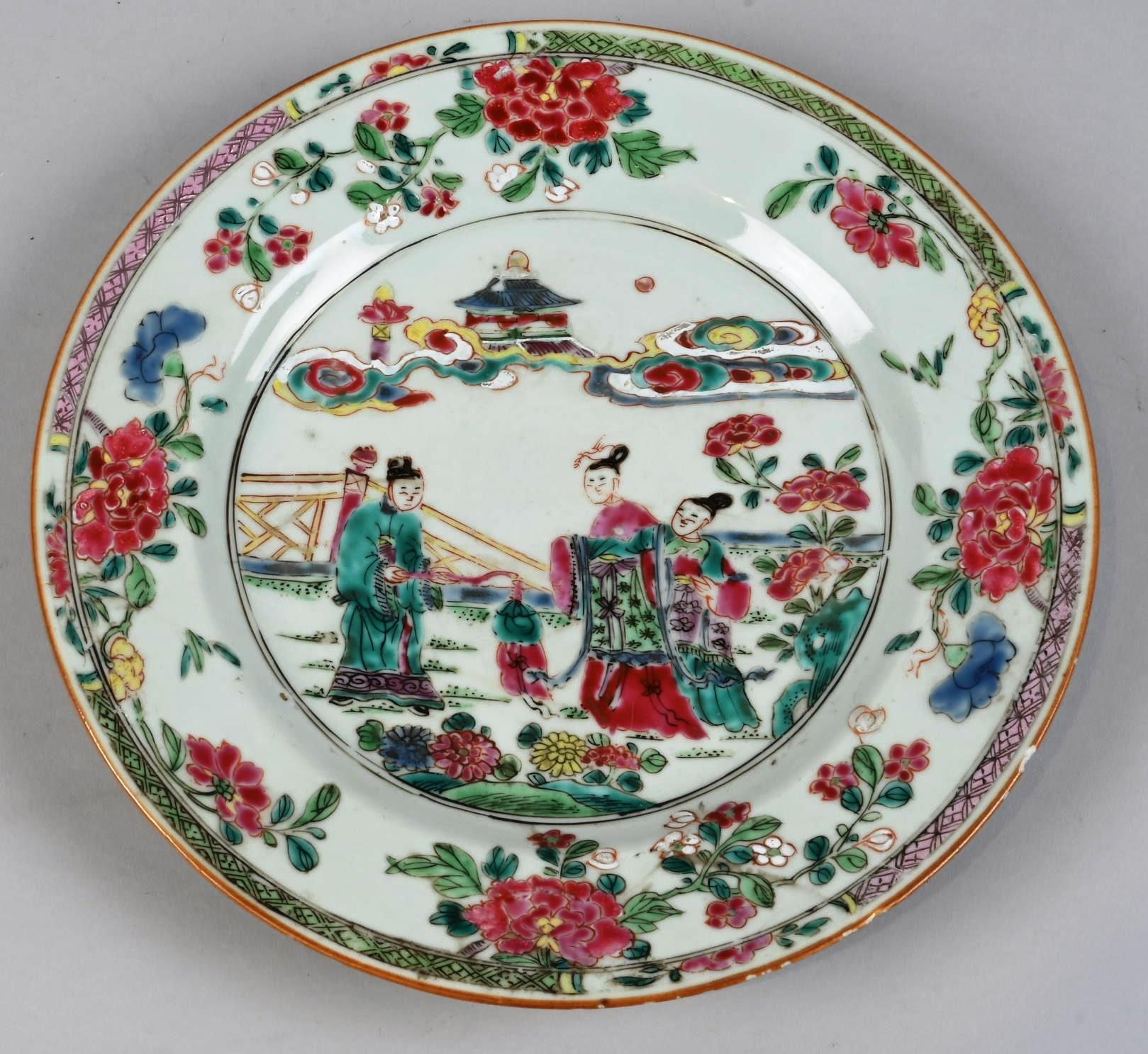 Assiette en porcelaine polychrome 中国。

一个中国多色瓷盘，饰有人物和宝塔。

直径：22.5厘米。